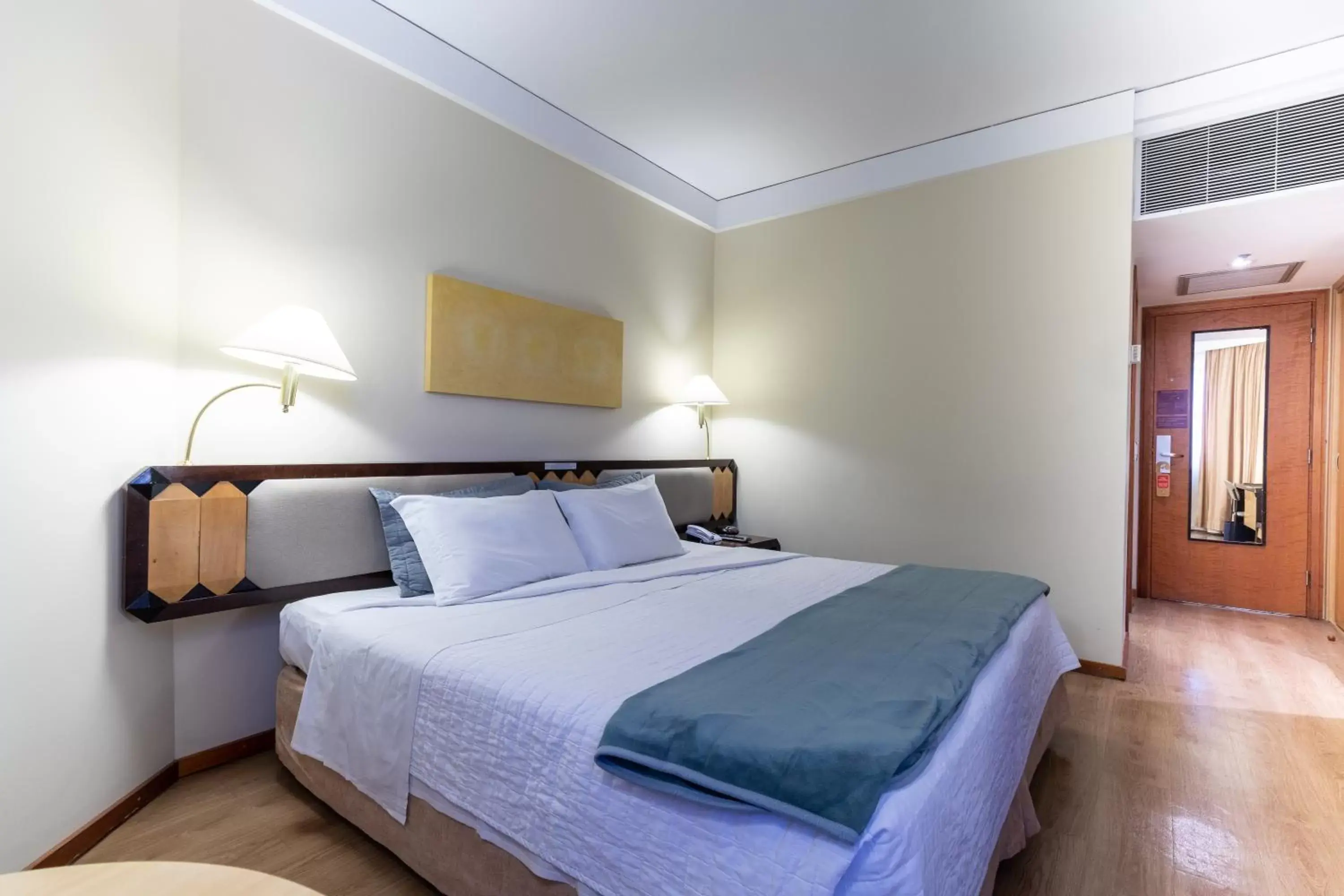 Bed in Golden Tower Pinheiros by Fênix Hotéis