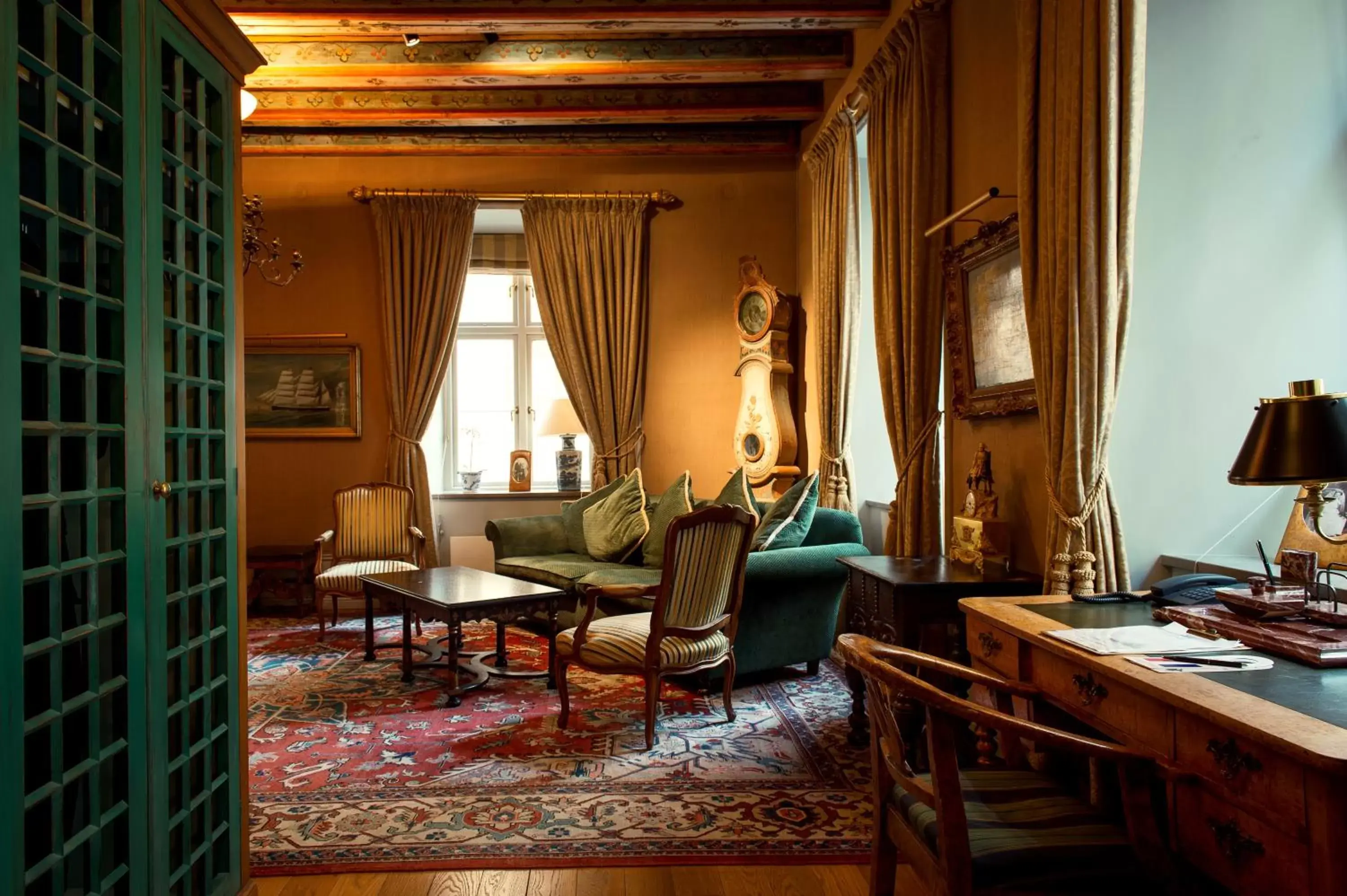 Living room, Seating Area in Victory Hotel