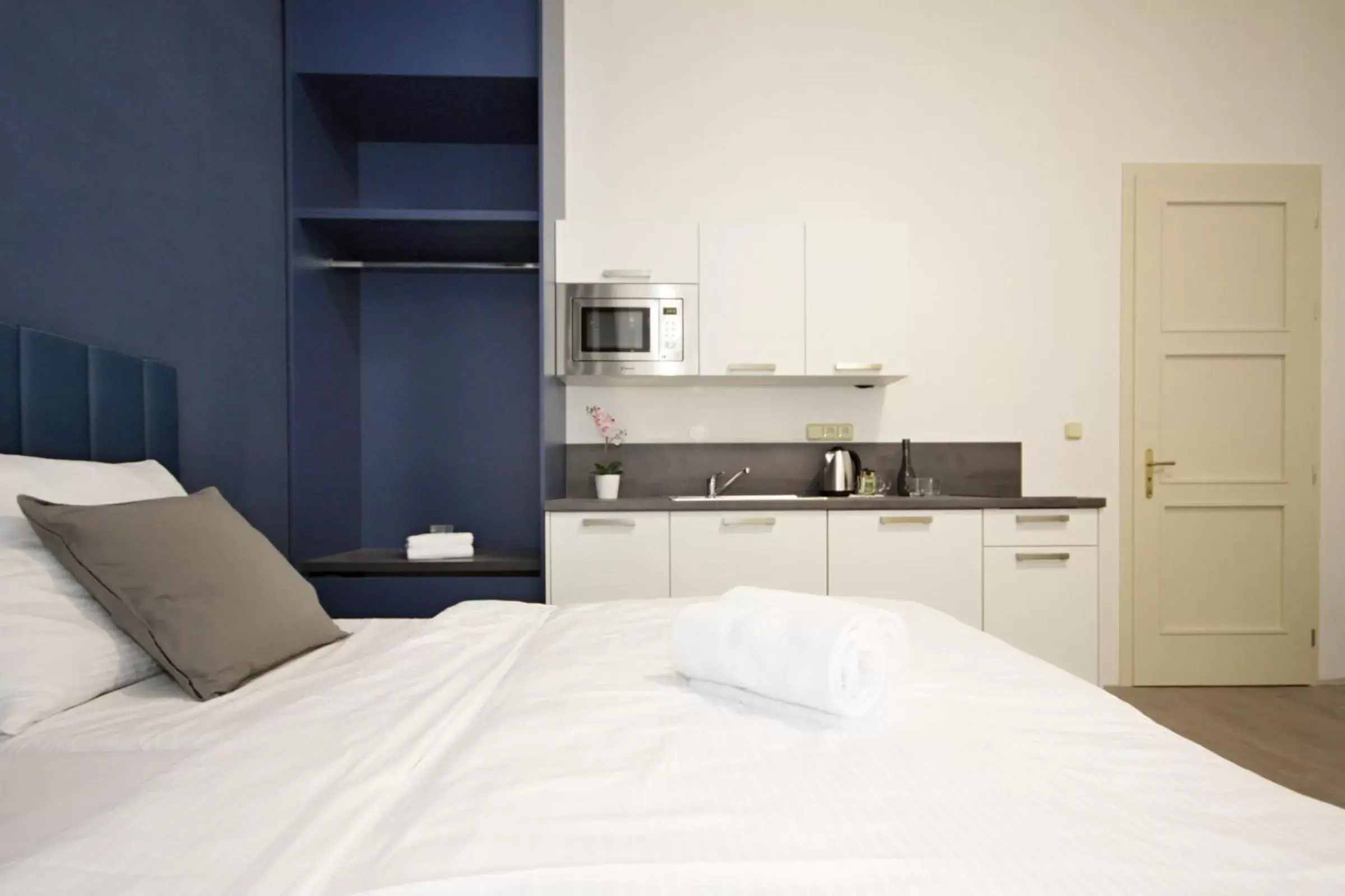 Kitchen or kitchenette, Bed in Alveo Suites