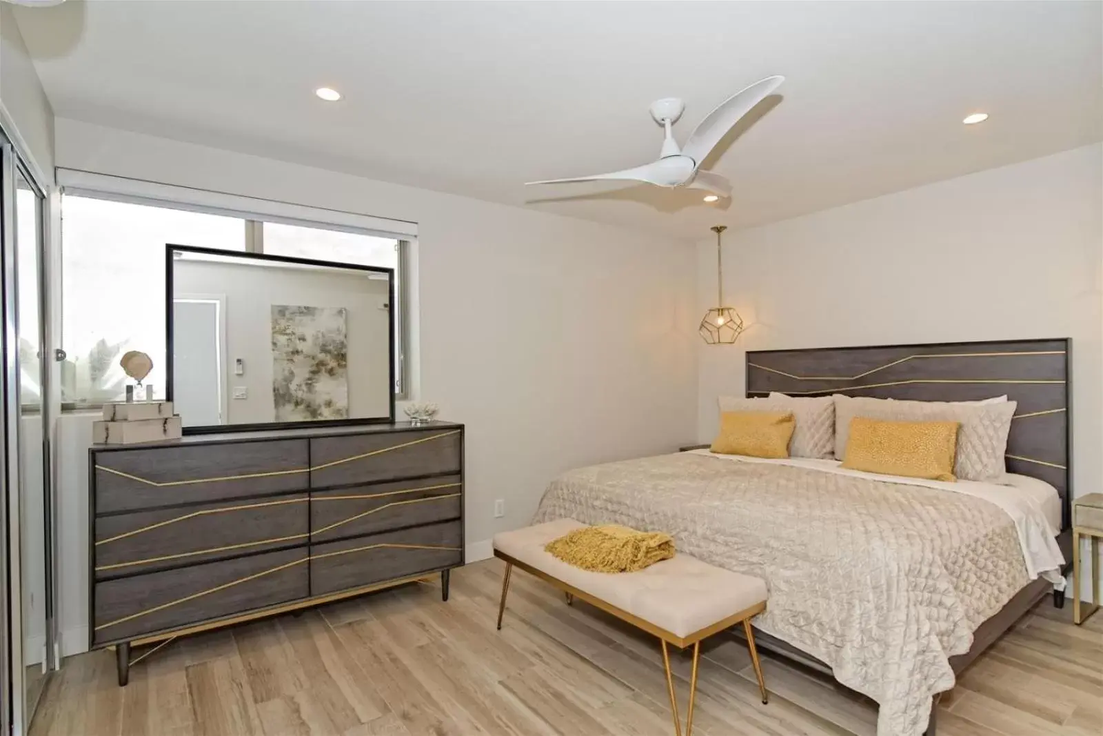 Property building, Bed in Ocean Villas Beach Front Property building, Bed in Ocean Villas Beach Front