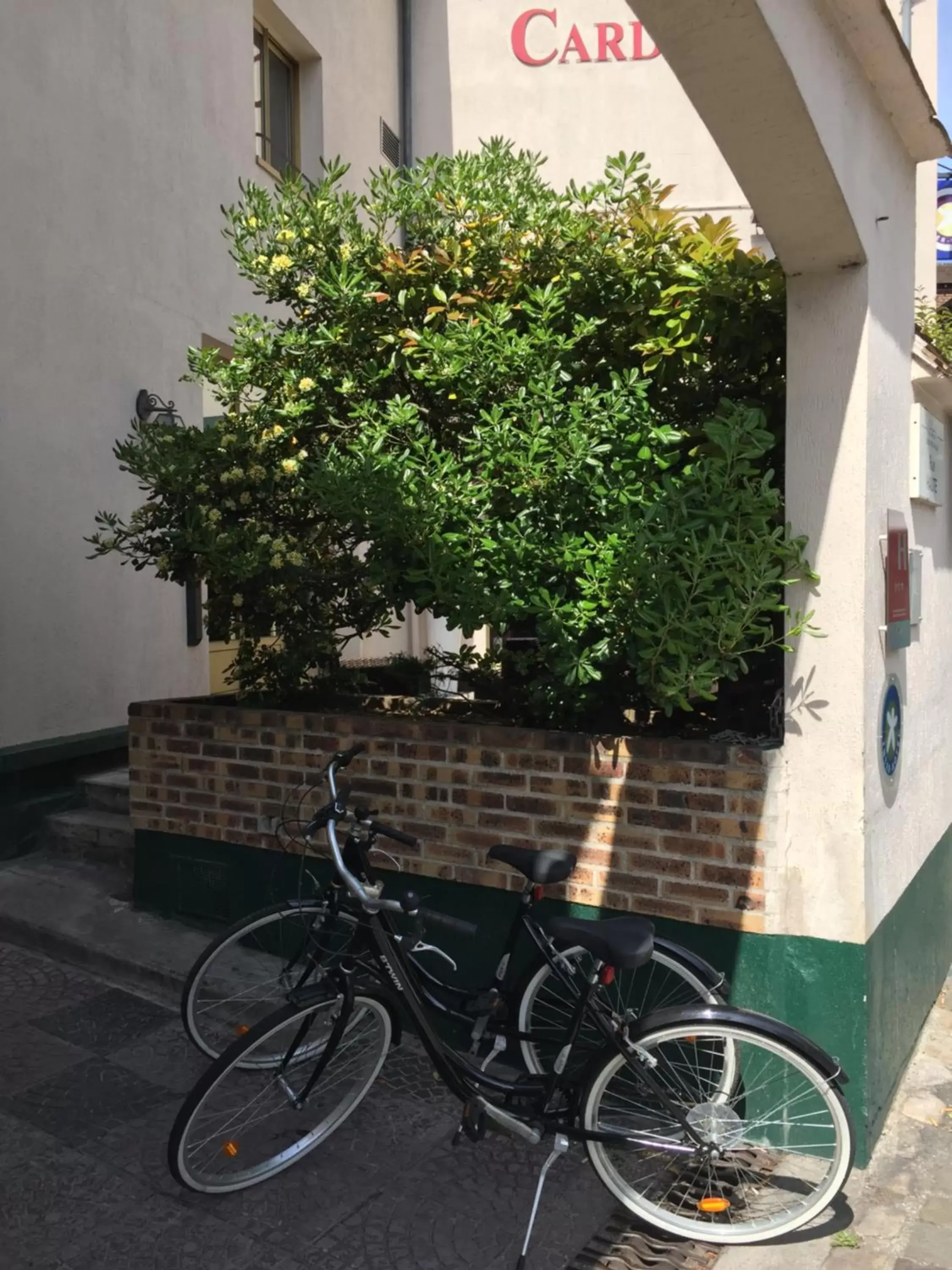 Cycling in Hotel Le Cardinal Rueil Centre