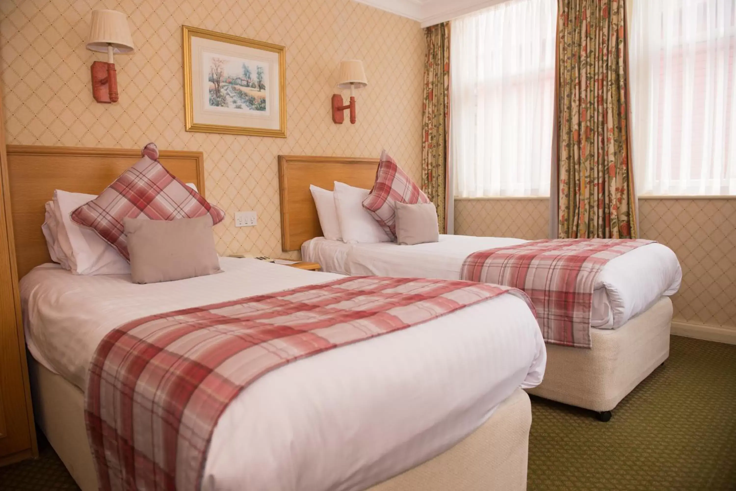 Bedroom, Bed in Crown & Mitre Hotel