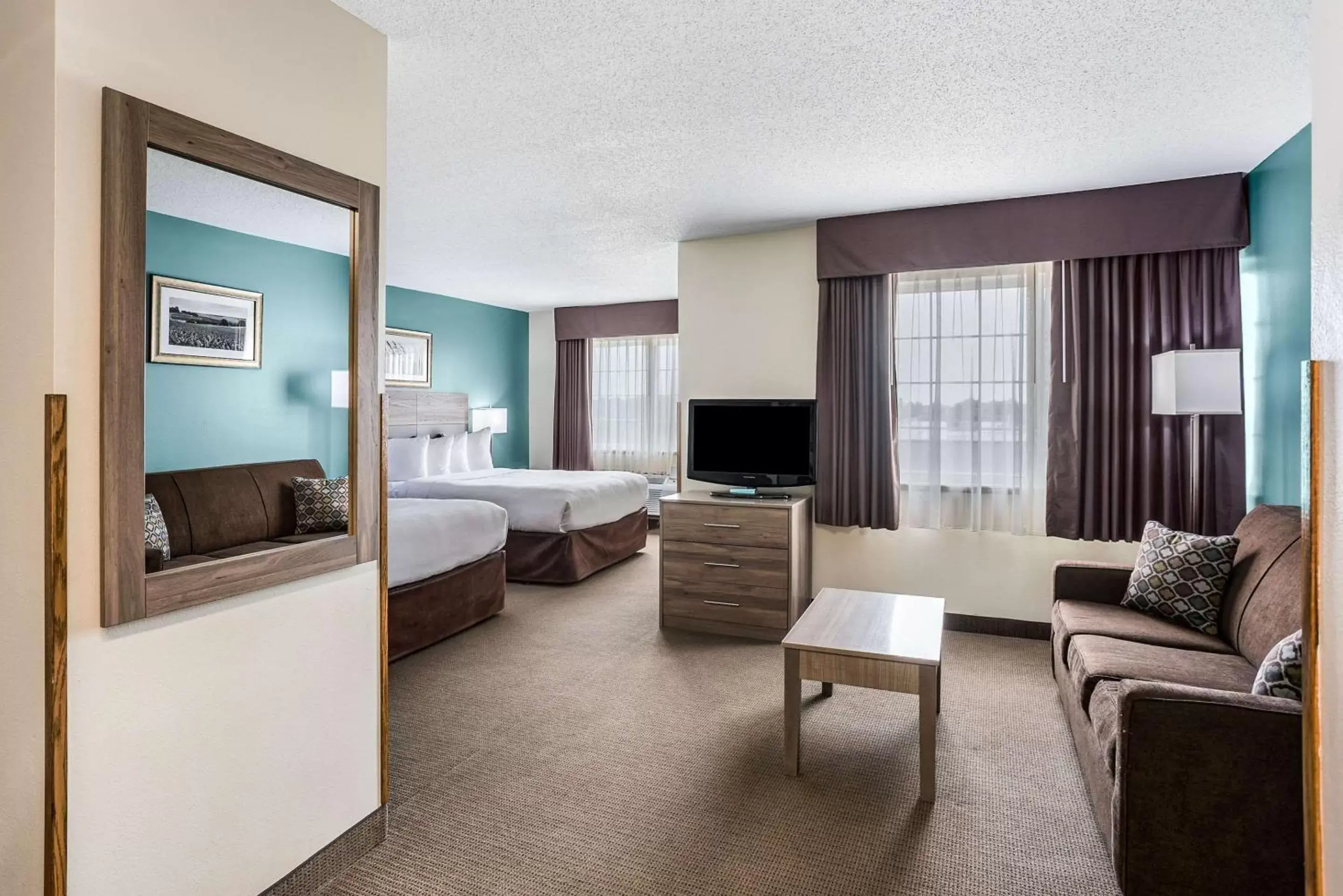 Photo of the whole room, Seating Area in MainStay Suites Cedar Rapids North - Marion