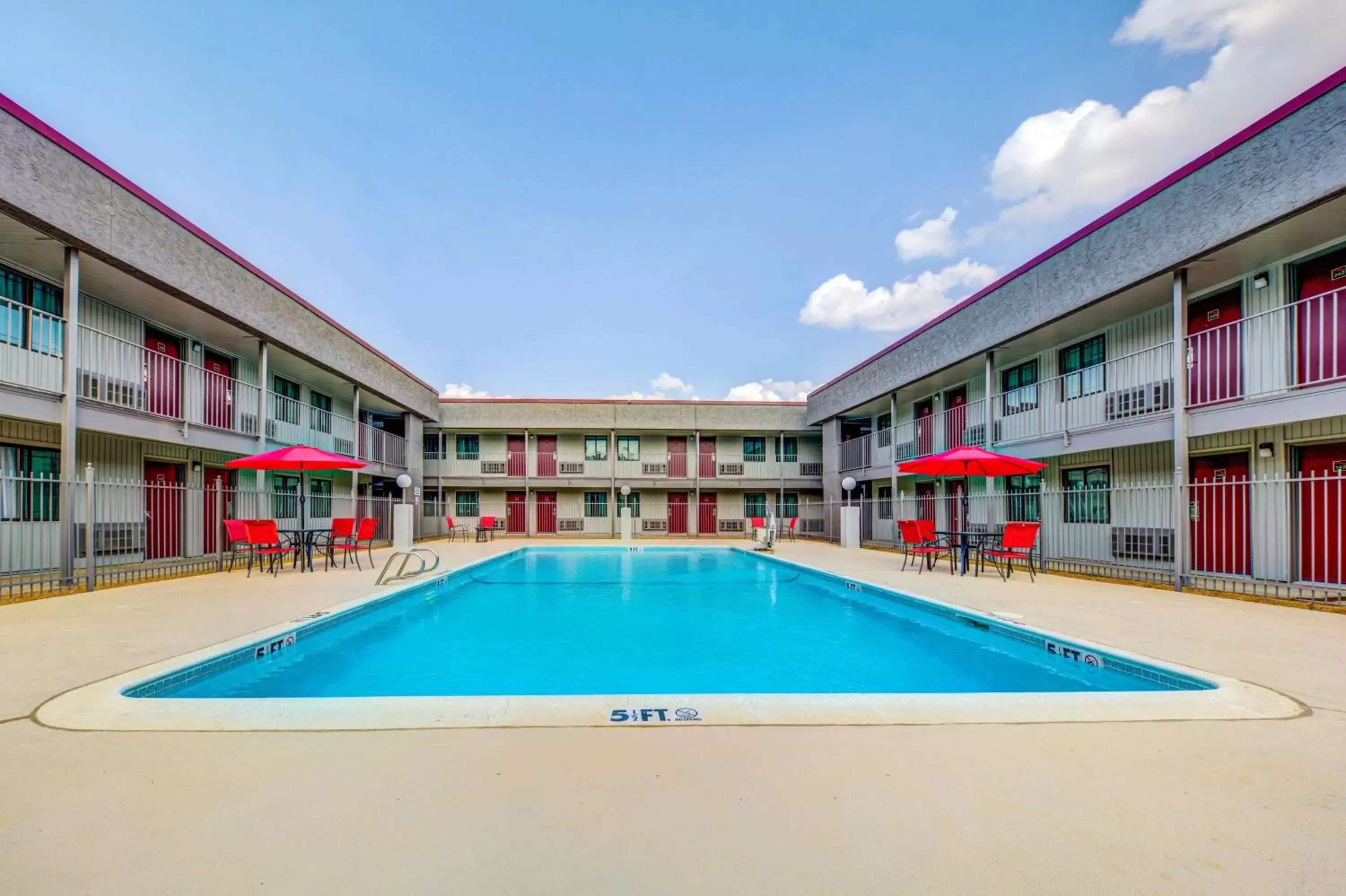 Swimming pool, Property Building in Red Roof Inn Lewisville