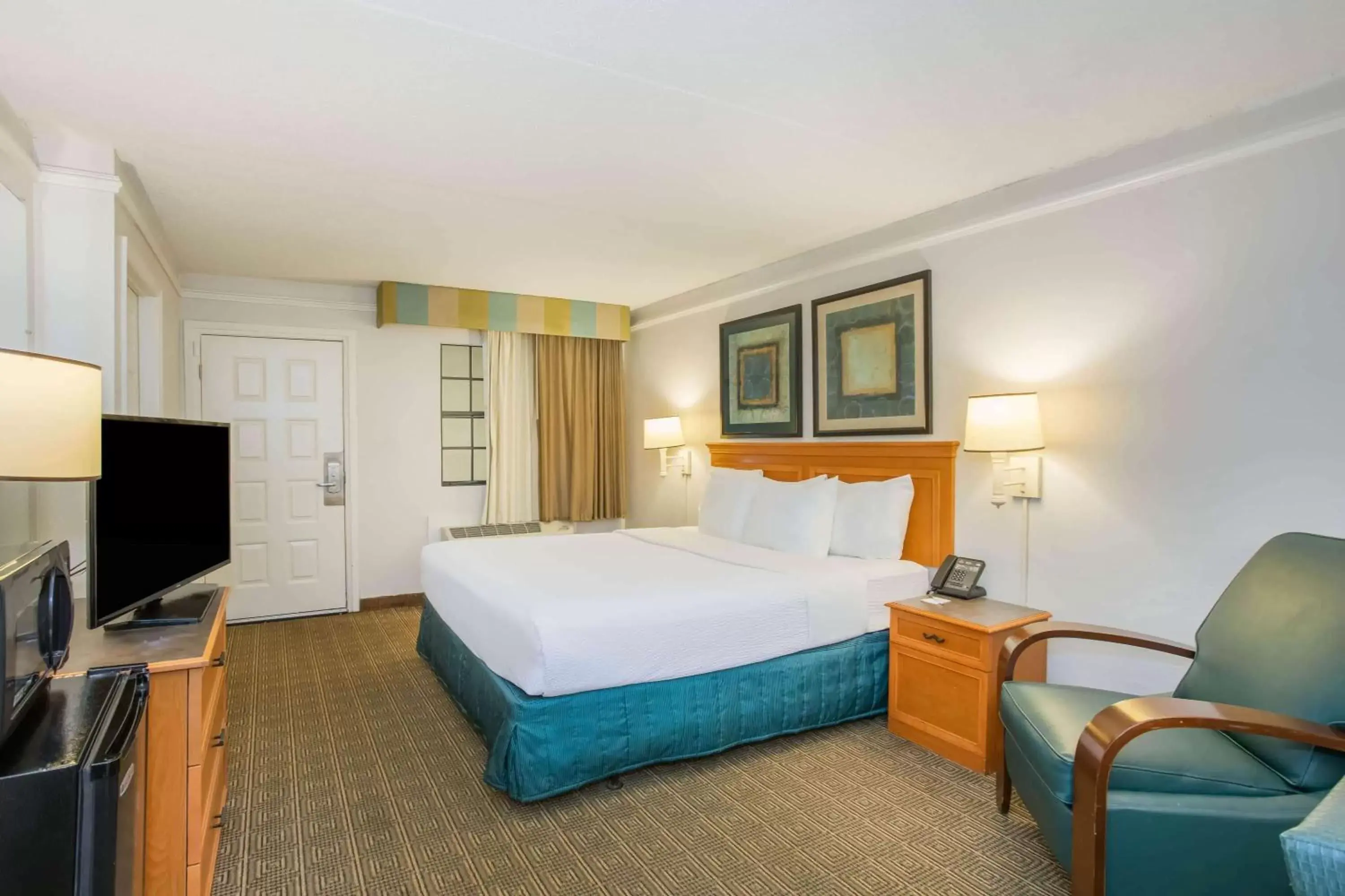 Photo of the whole room, Bed in La Quinta Inn by Wyndham Tallahassee North