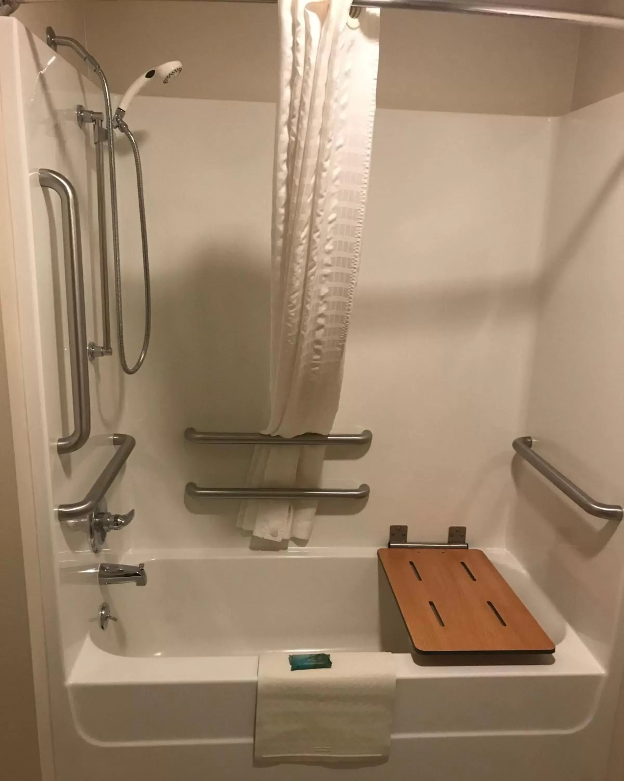 Shower, Bathroom in Cobblestone Inn & Suites Fort Madison