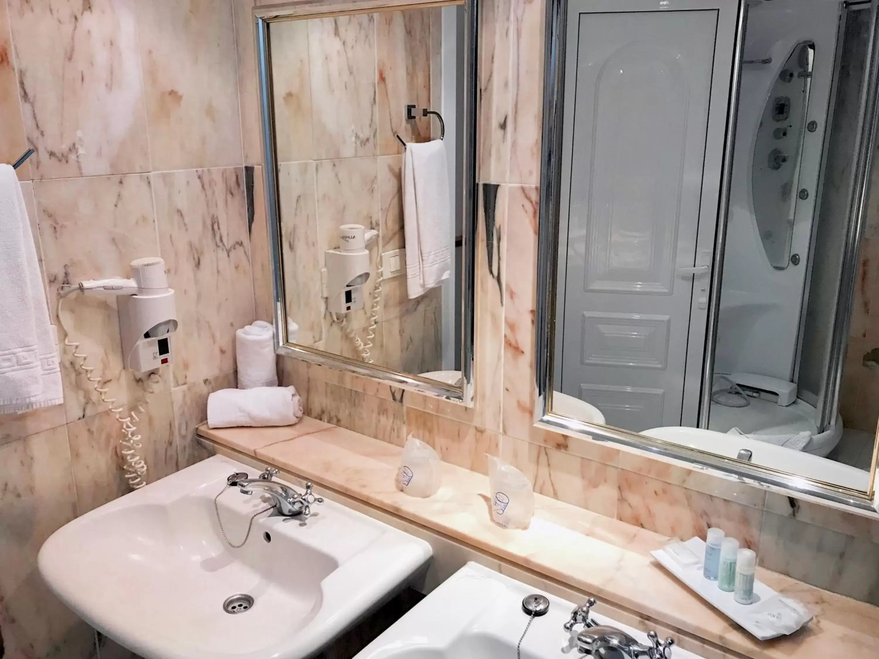 Bathroom in Hollywood Mirage - Excel Hotels & Resorts