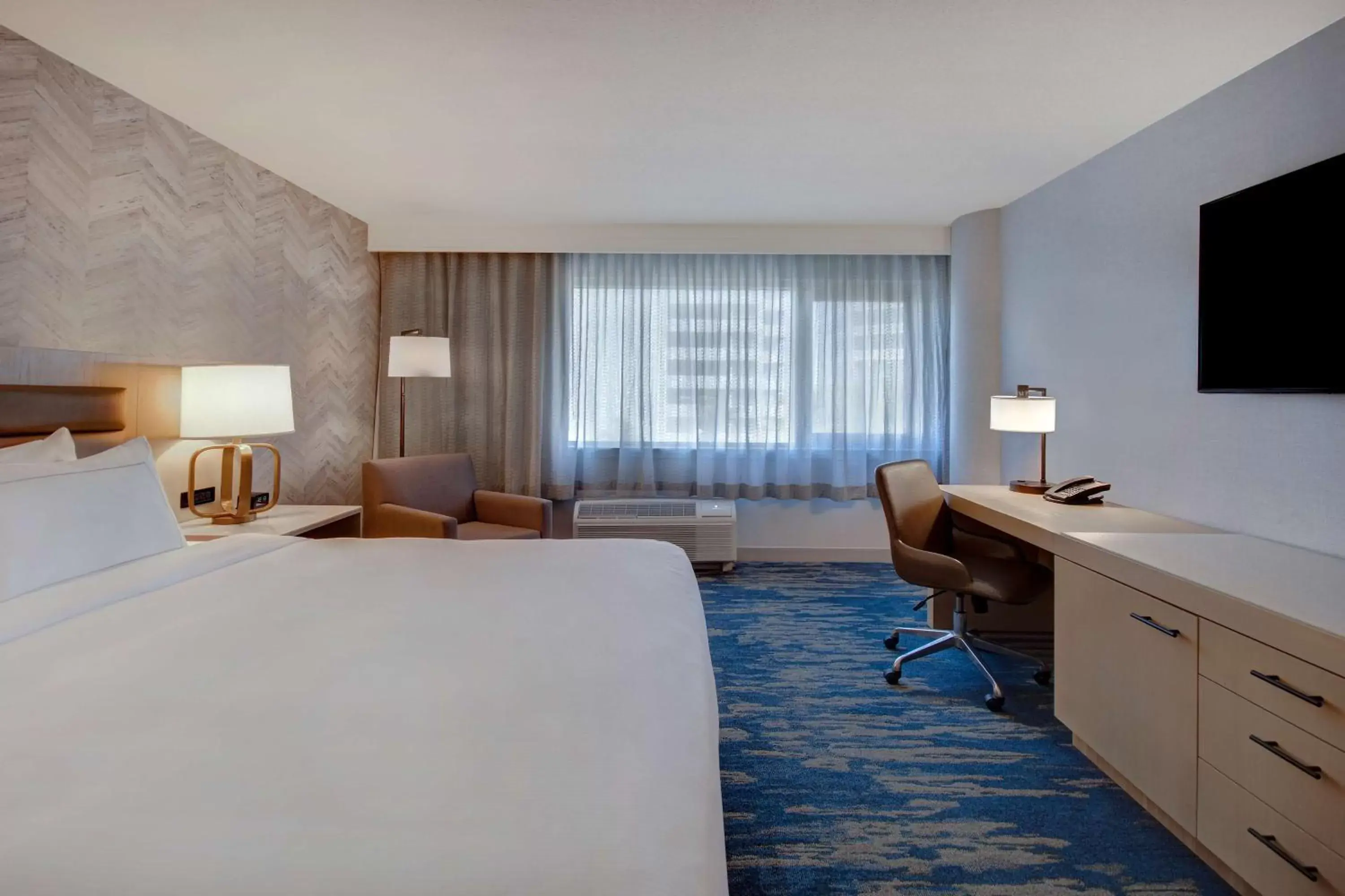 Bedroom, Bed in DoubleTree by Hilton LAX - El Segundo