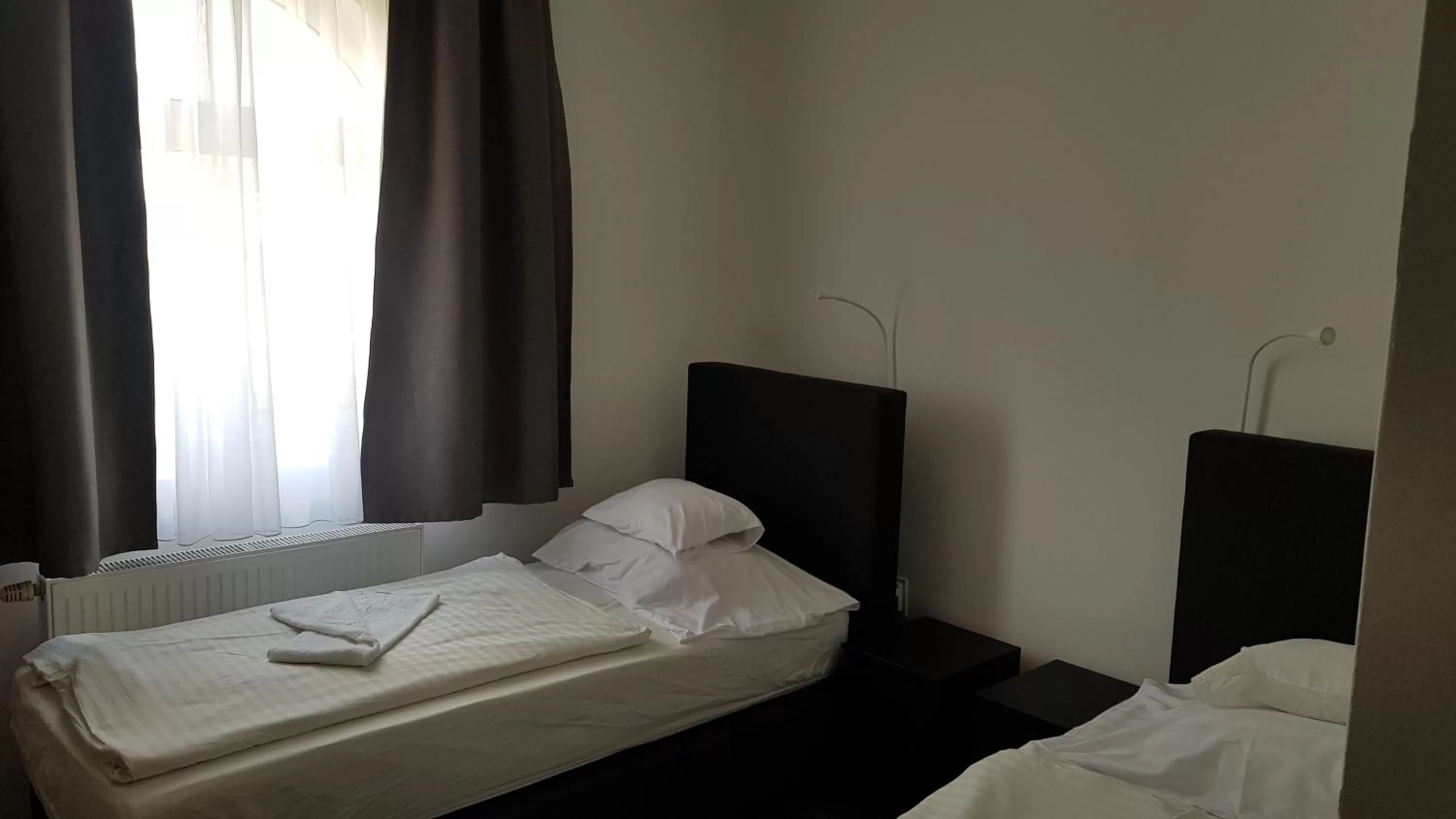 Bed in HBH Bajor Sörház, Étterem és Panzió