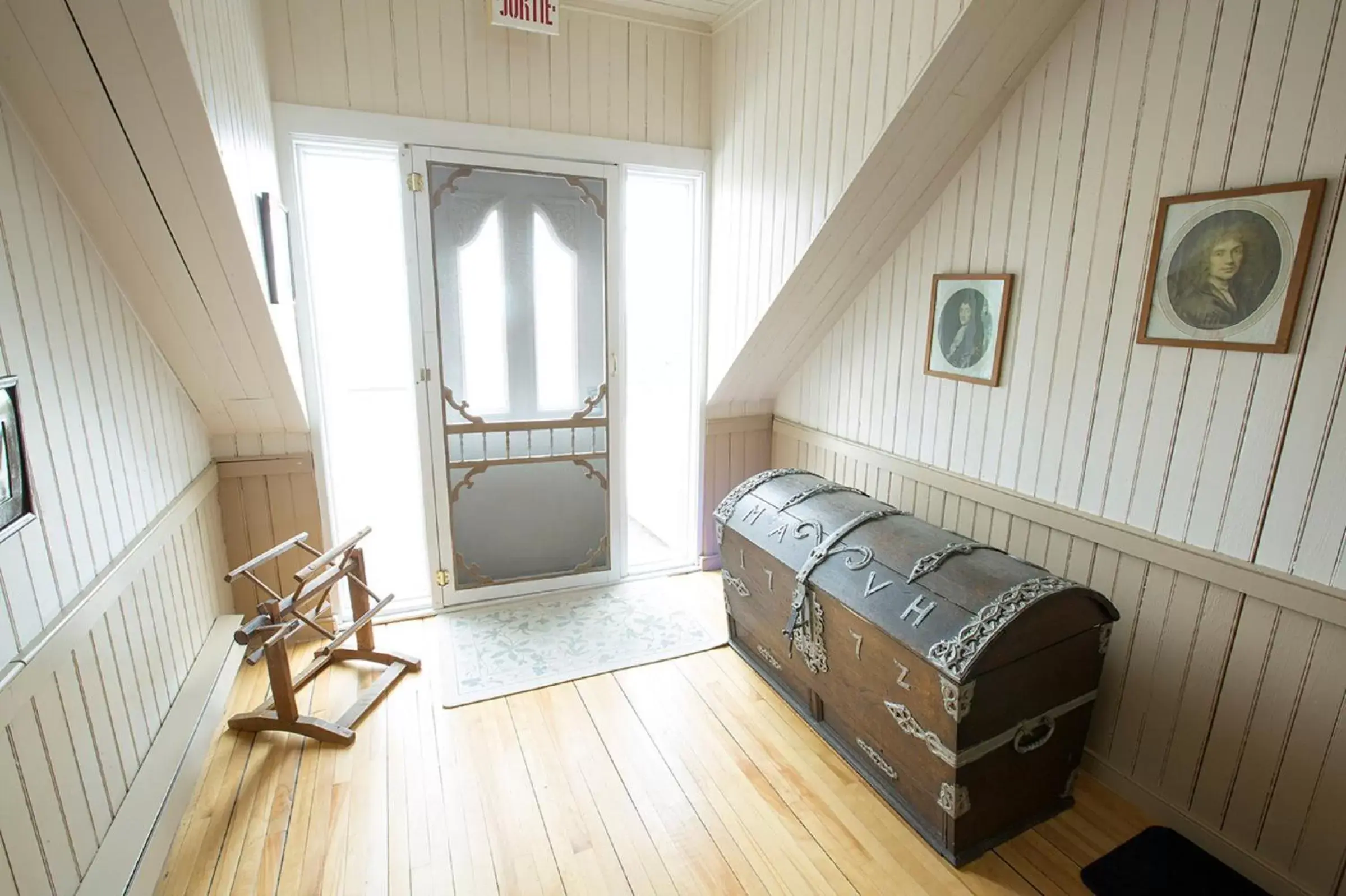 Decorative detail, Bed in Auberge La Châtelaine