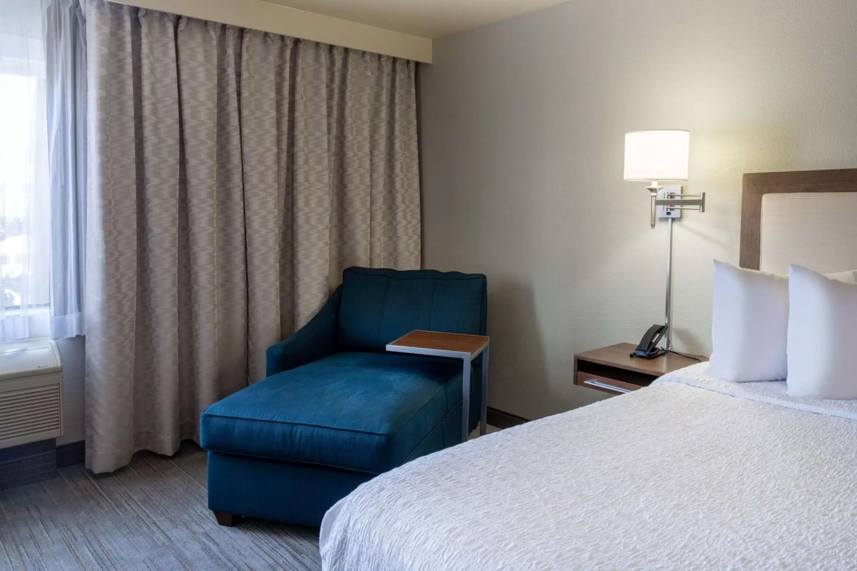 Bed, Seating Area in Hampton Inn Irvine/East Lake Forest
