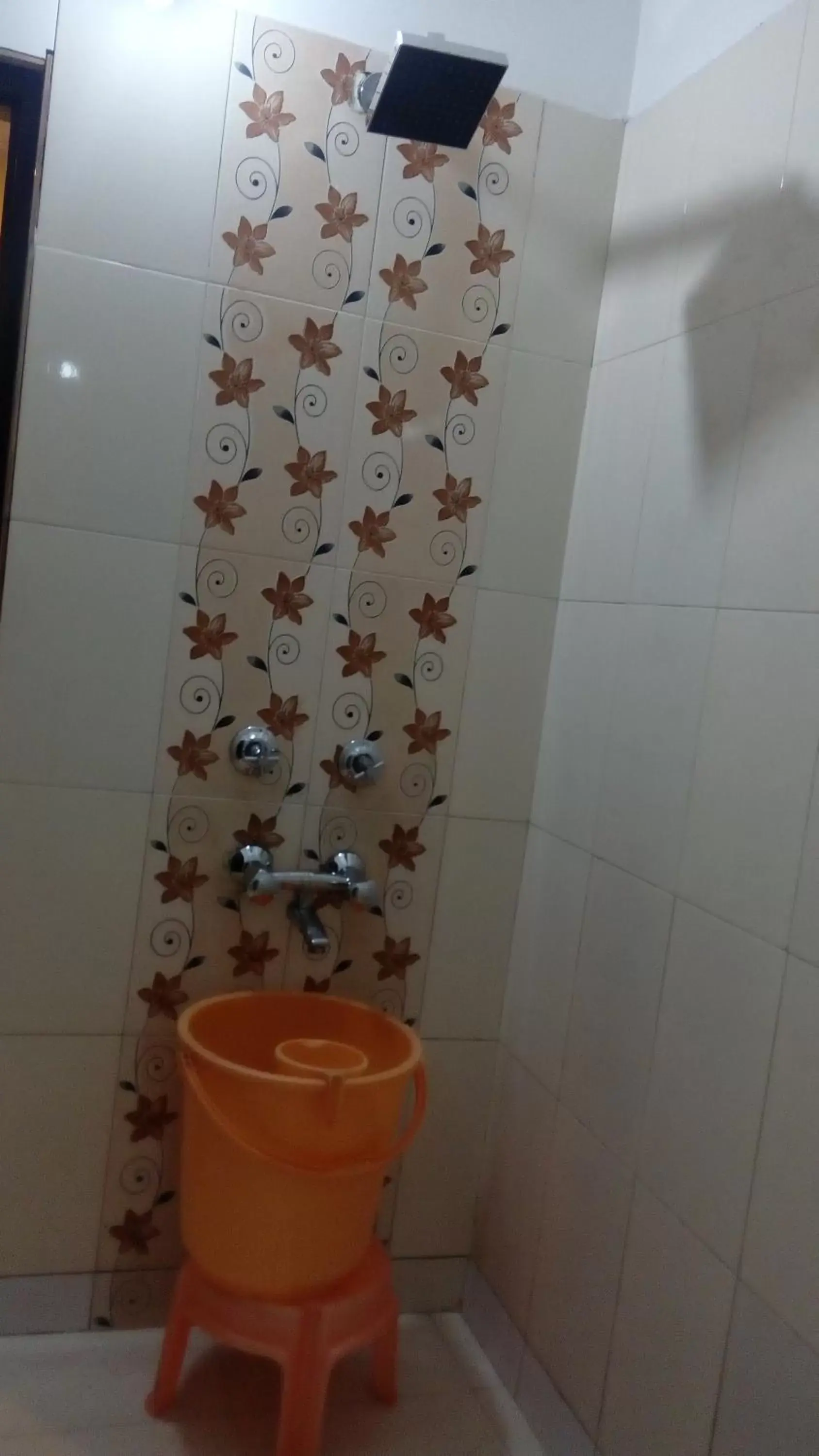 Shower, Bathroom in Hotel Su Shree Continental 5 Minutes Walk From New Delhi Railway Station