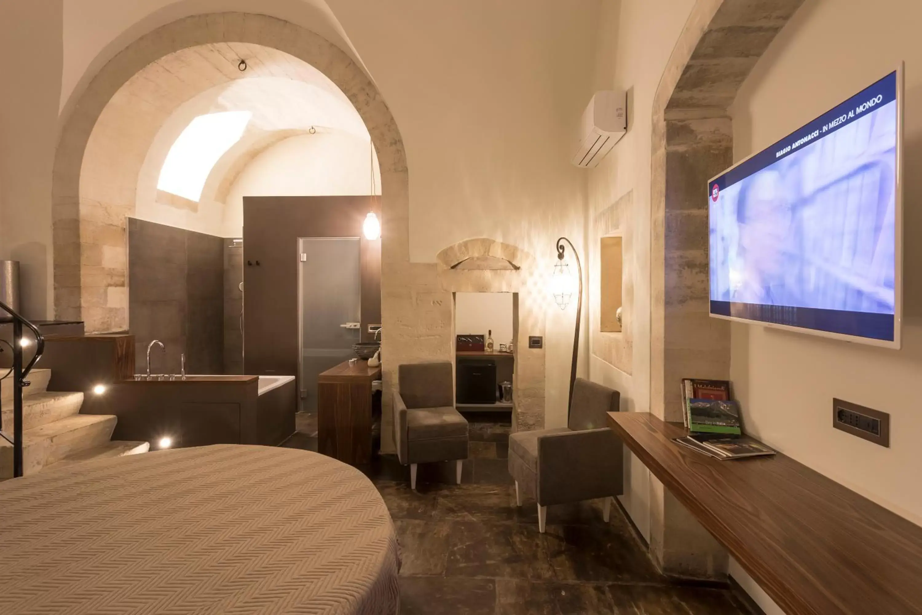 Bed, TV/Entertainment Center in B&B Giardino Di Pietra