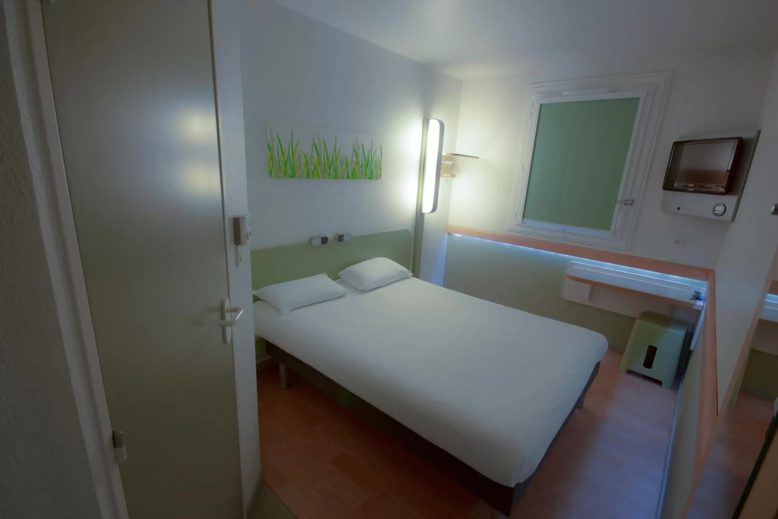 Photo of the whole room, Bed in ibis budget Bordeaux Sud