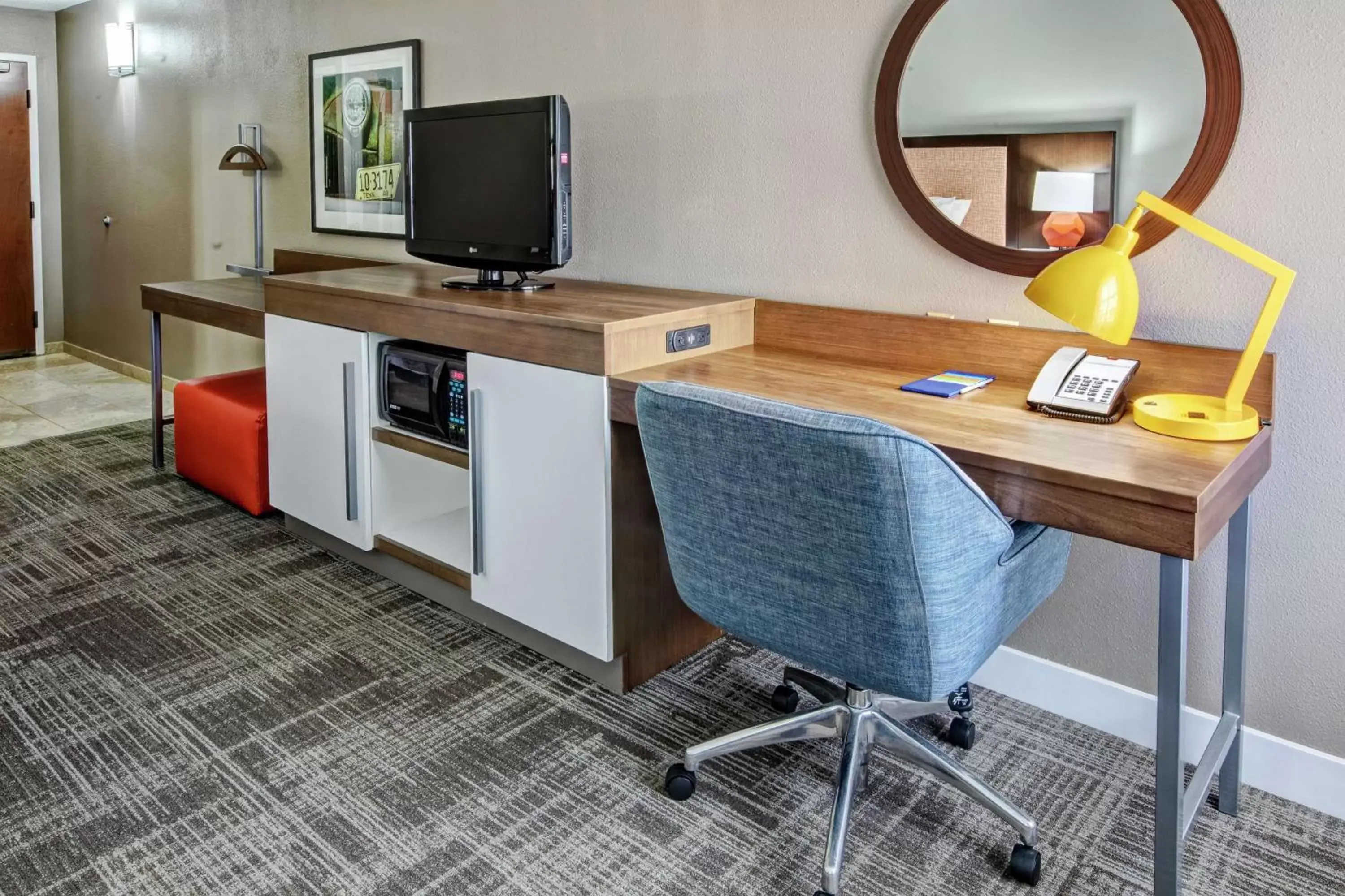 Bedroom, TV/Entertainment Center in Hampton Inn Tullahoma