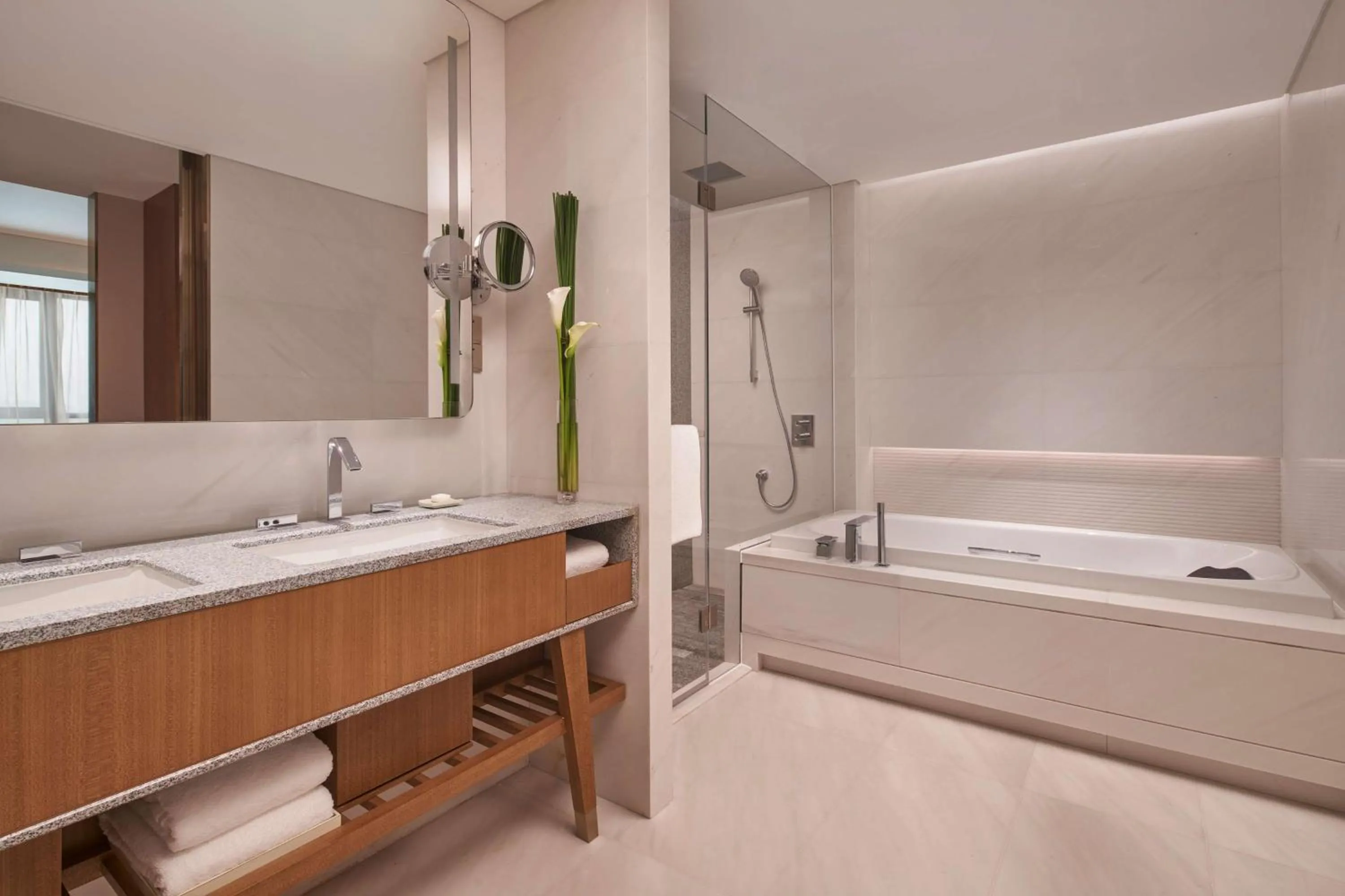 Bathroom, Bed in Hyatt Regency Guangzhou Zengcheng