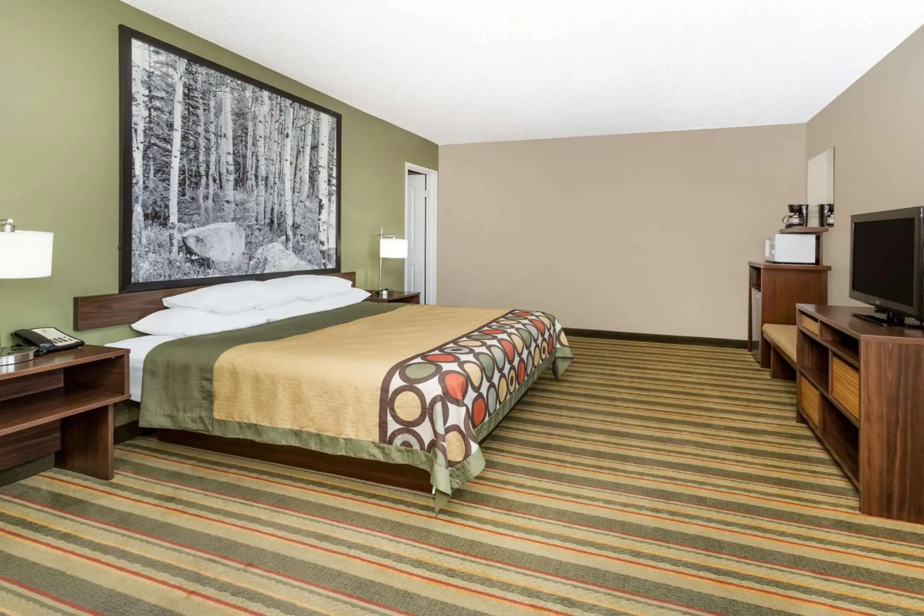 Photo of the whole room, Bed in Super 8 by Wyndham Montrose