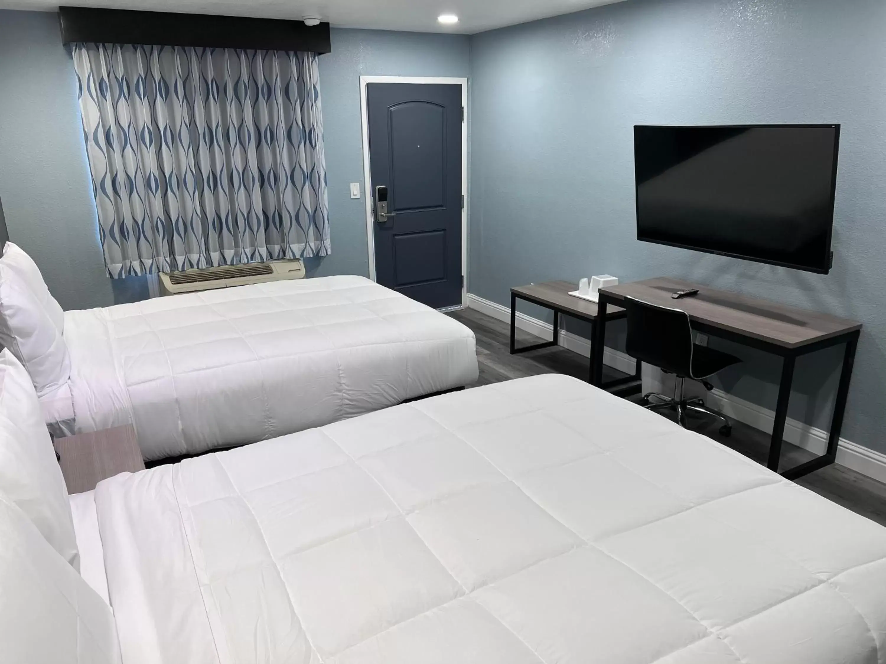 Bed, TV/Entertainment Center in Surf City Inn & Suites