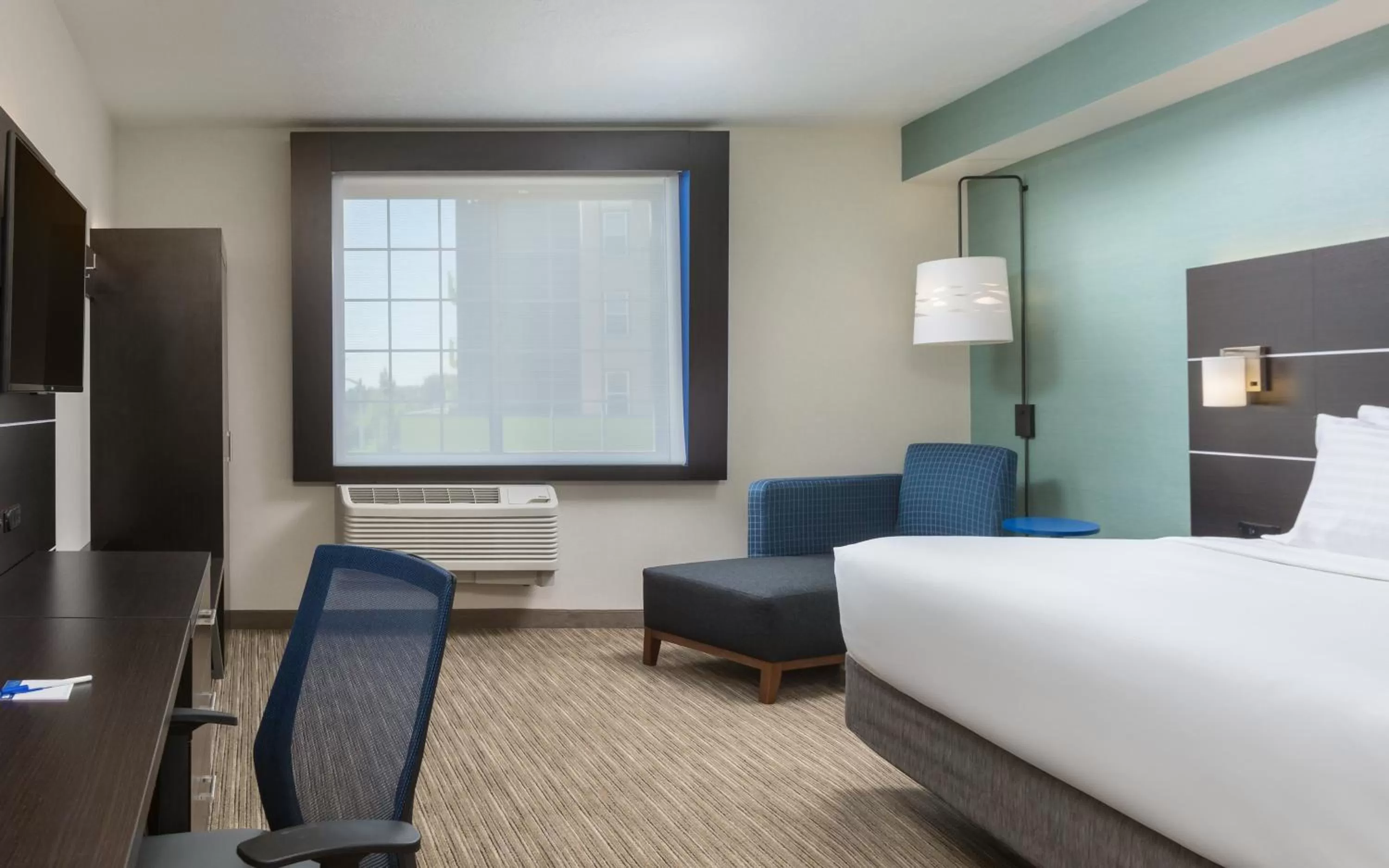 Photo of the whole room, Bed in Holiday Inn Express Hotel & Suites Eugene Downtown - University by IHG