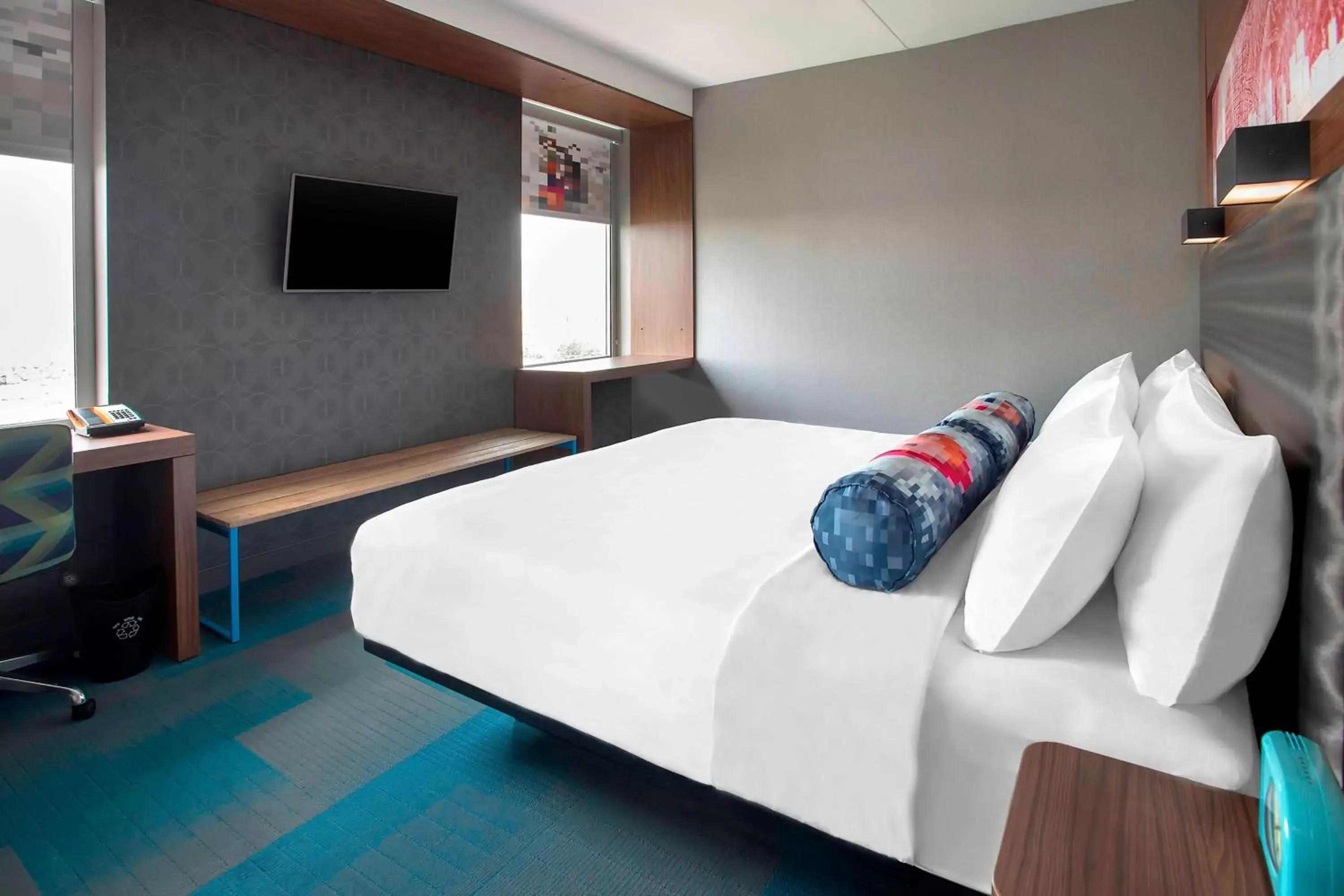 Photo of the whole room, Bed in Aloft Buffalo Airport