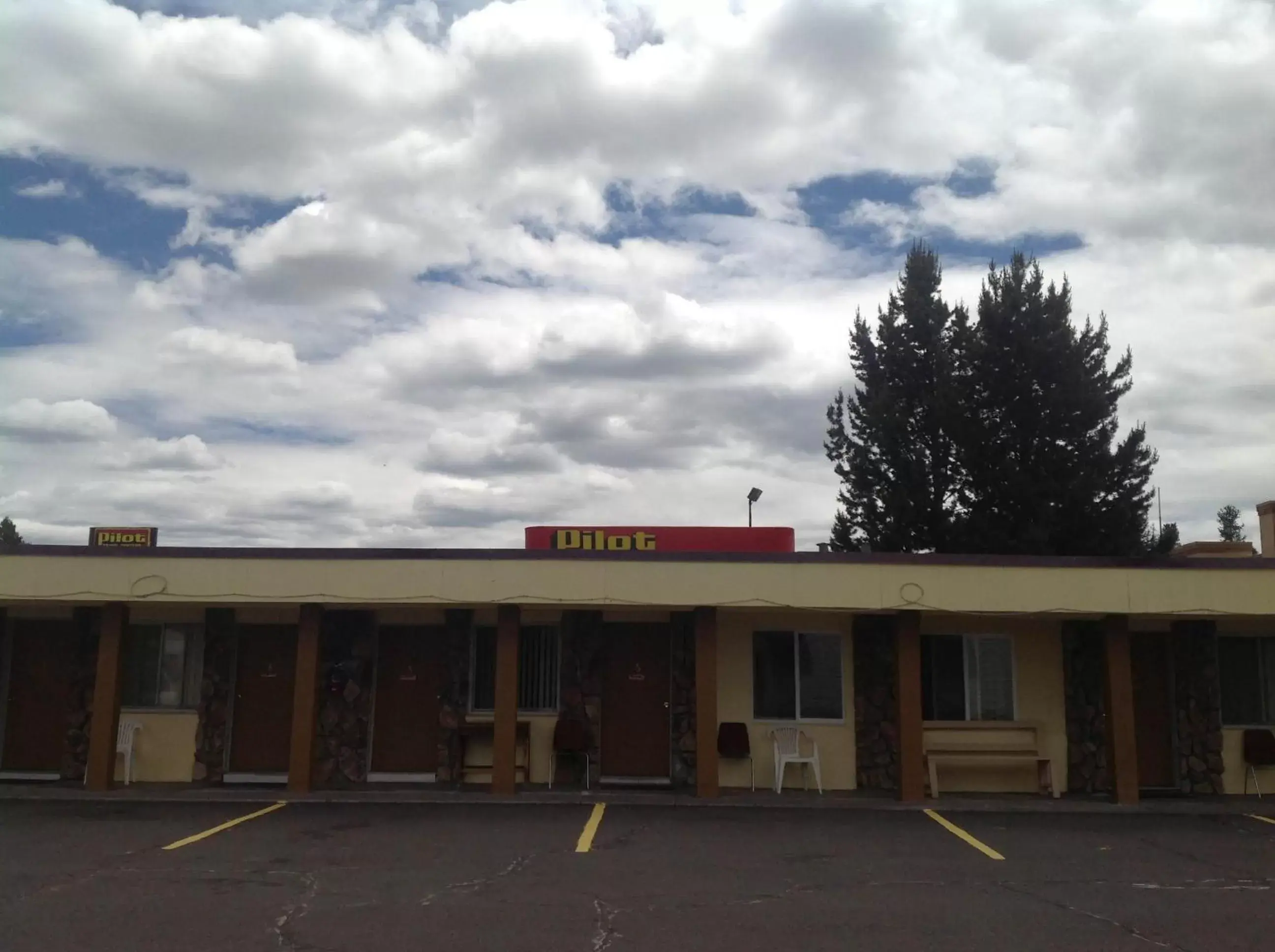 Facade/entrance, Property Building in Budget Inn Motel Chemult