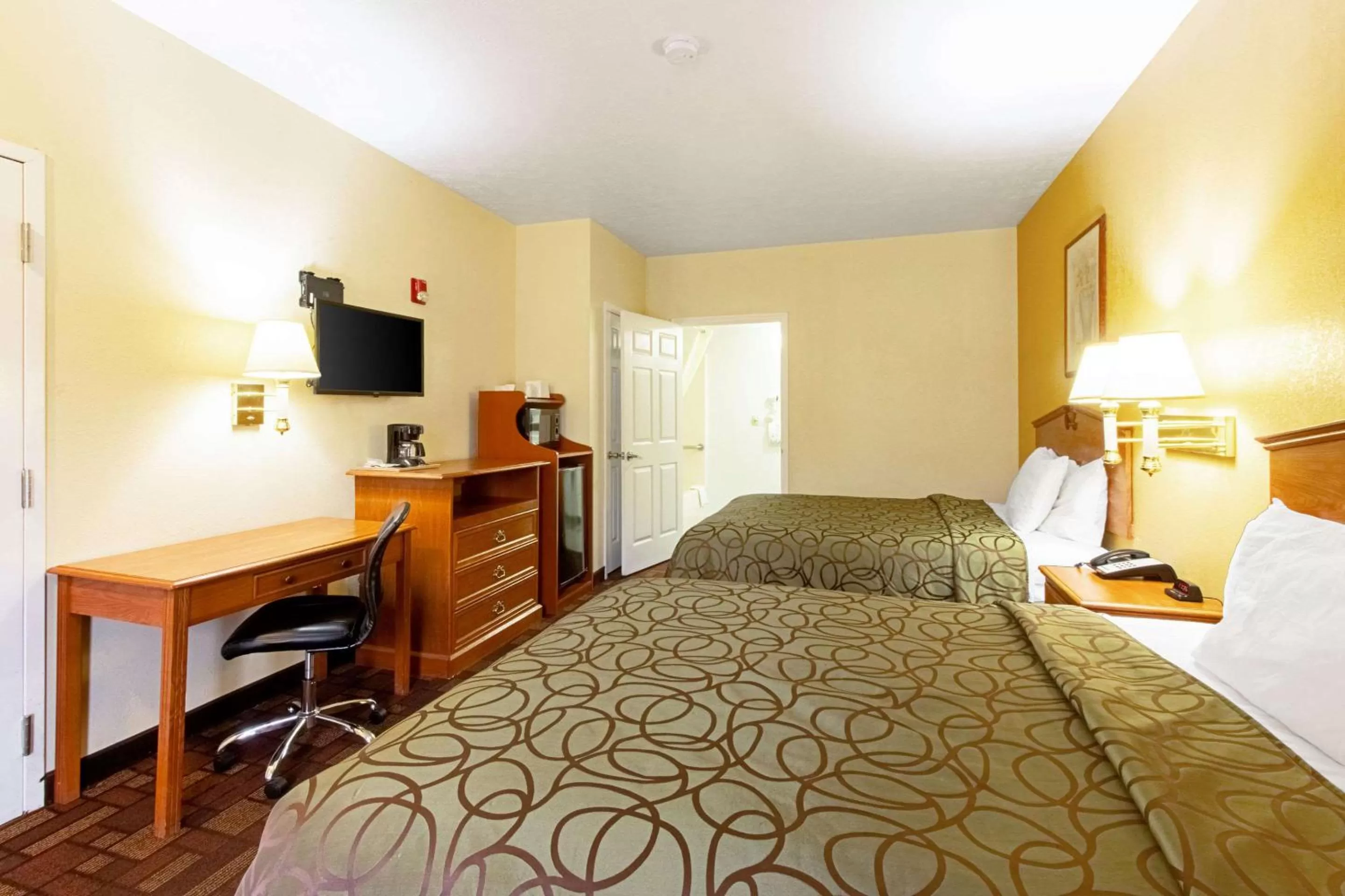 Photo of the whole room, Bed in Quality Inn & Suites Dickson