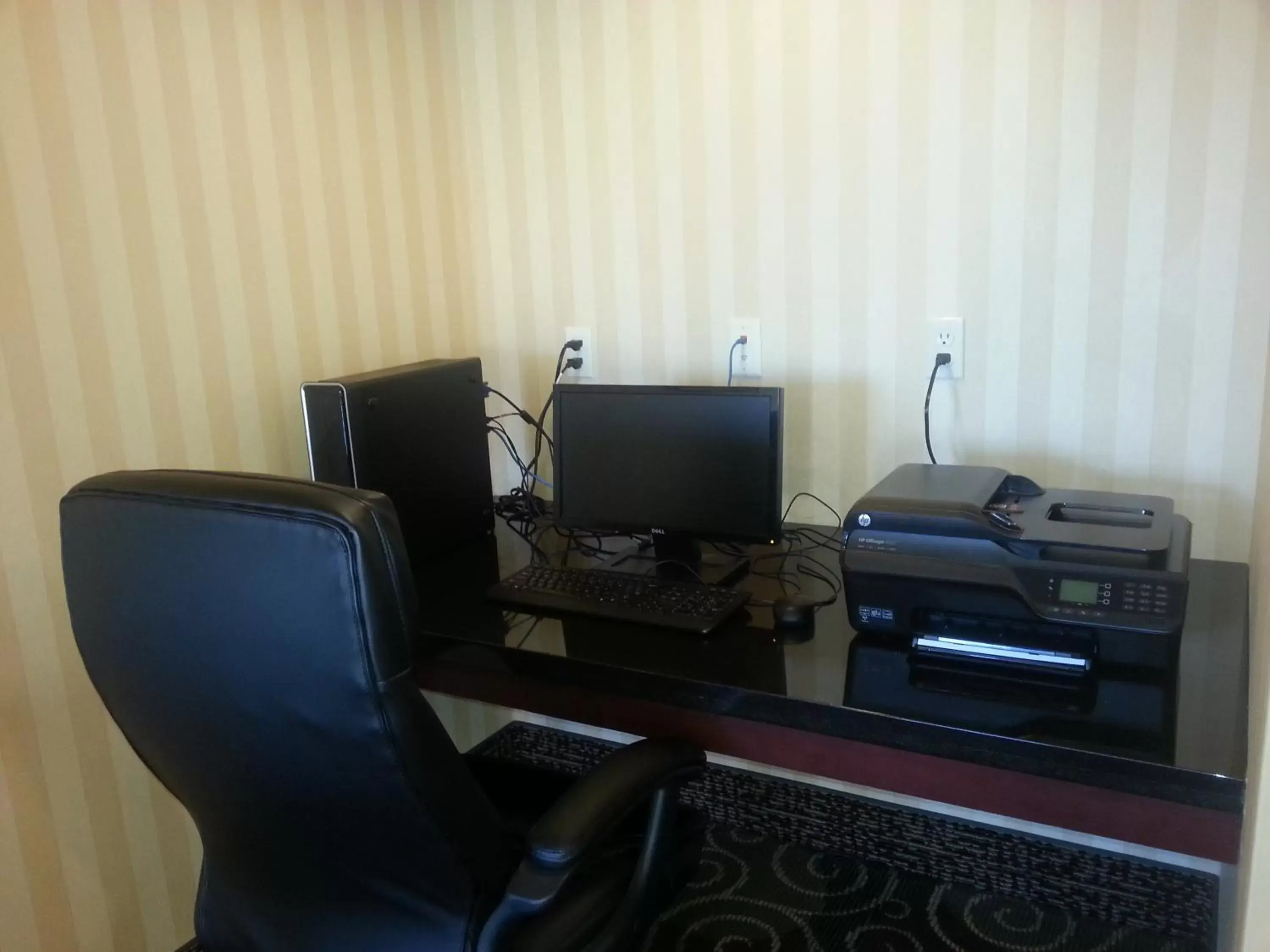 Business facilities, Business Area/Conference Room in Cobblestone Inn & Suites - Bloomfield