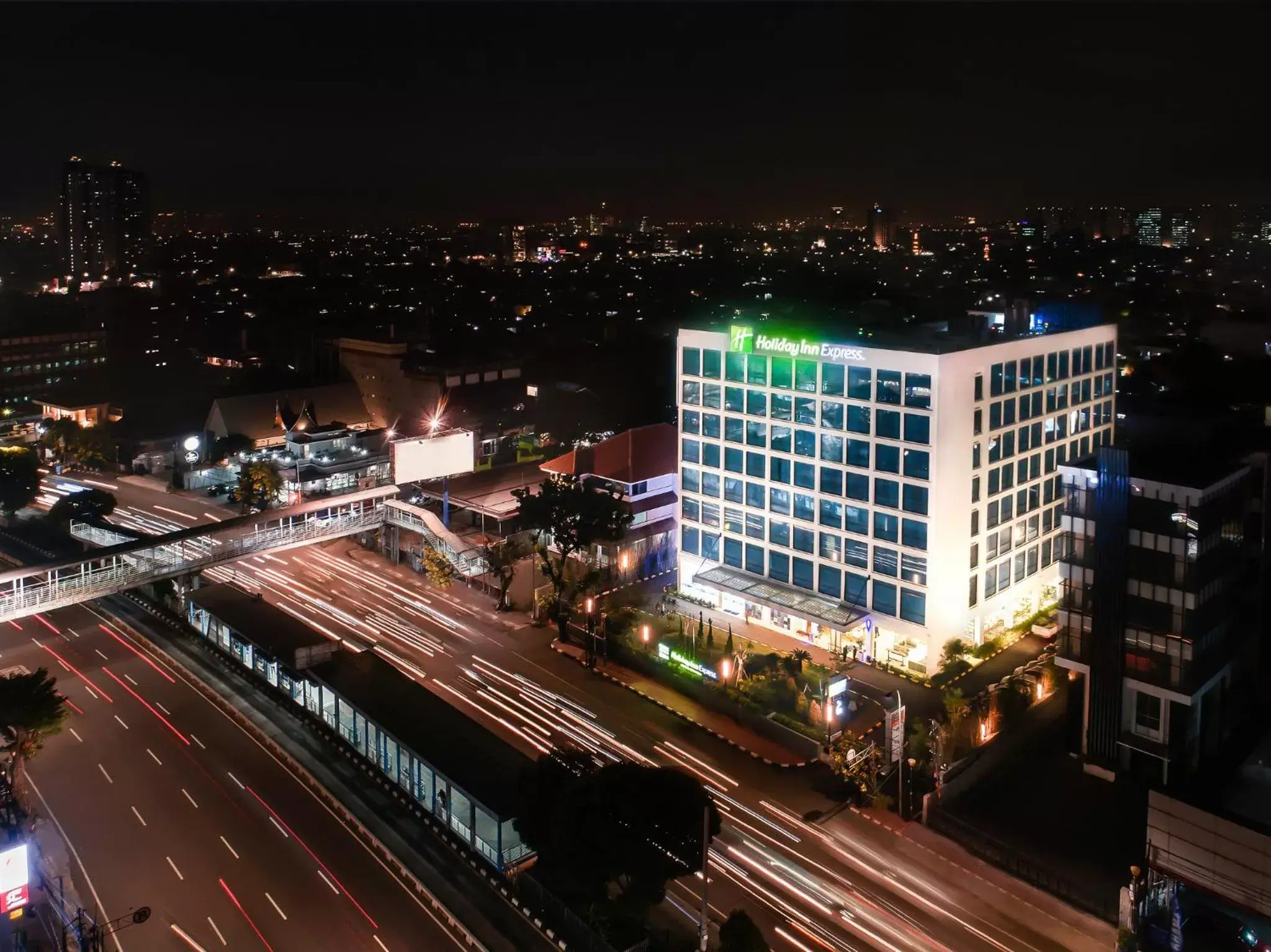 Bird's eye view, City View in Holiday Inn Express Jakarta Matraman, an IHG Hotel