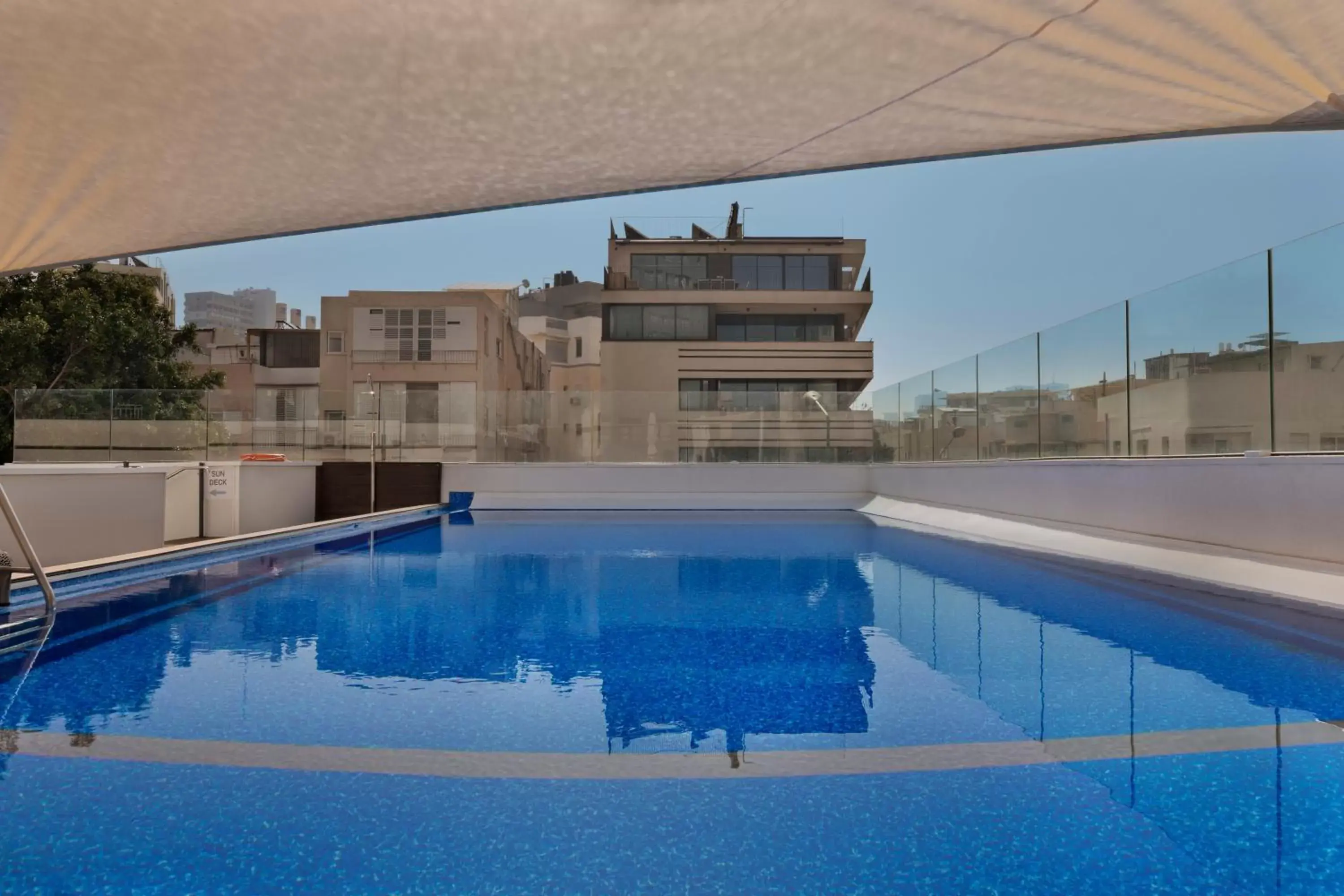 Pool view, Swimming Pool in Metropolitan Hotel