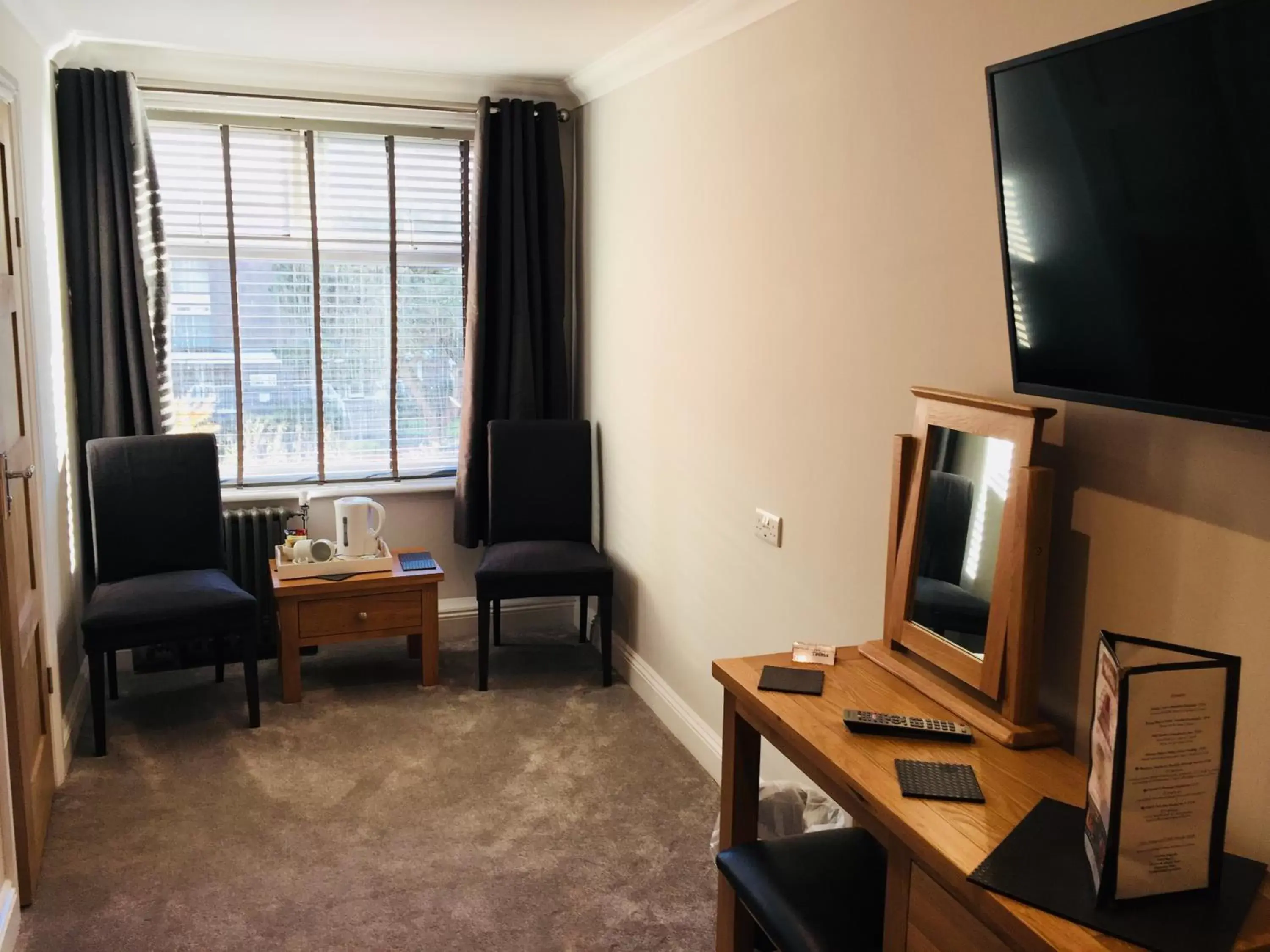 Seating area, TV/Entertainment Center in Hotel Celebrity