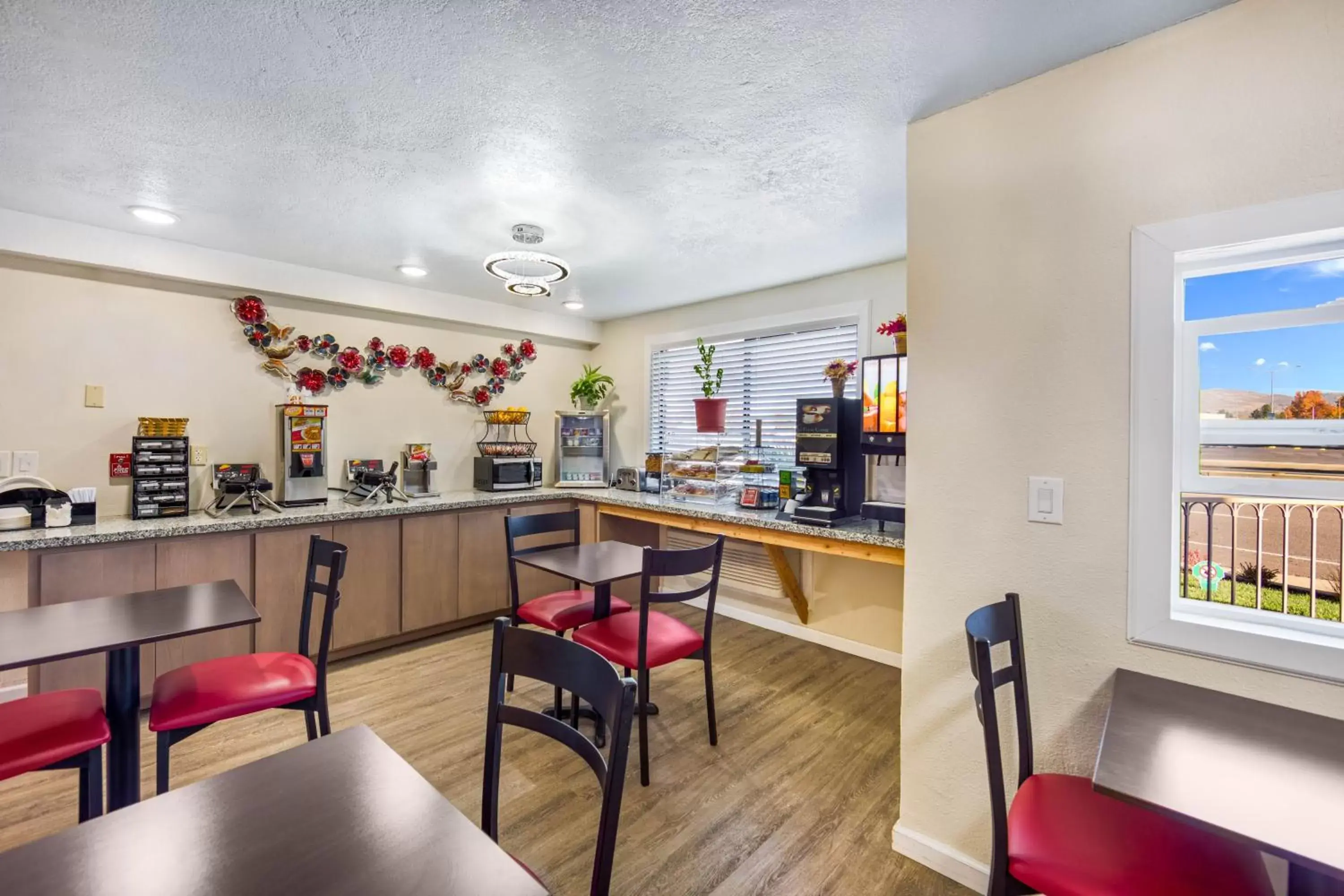 Breakfast, Restaurant/Places to Eat in Red Roof Inn & Suites Medford - Airport