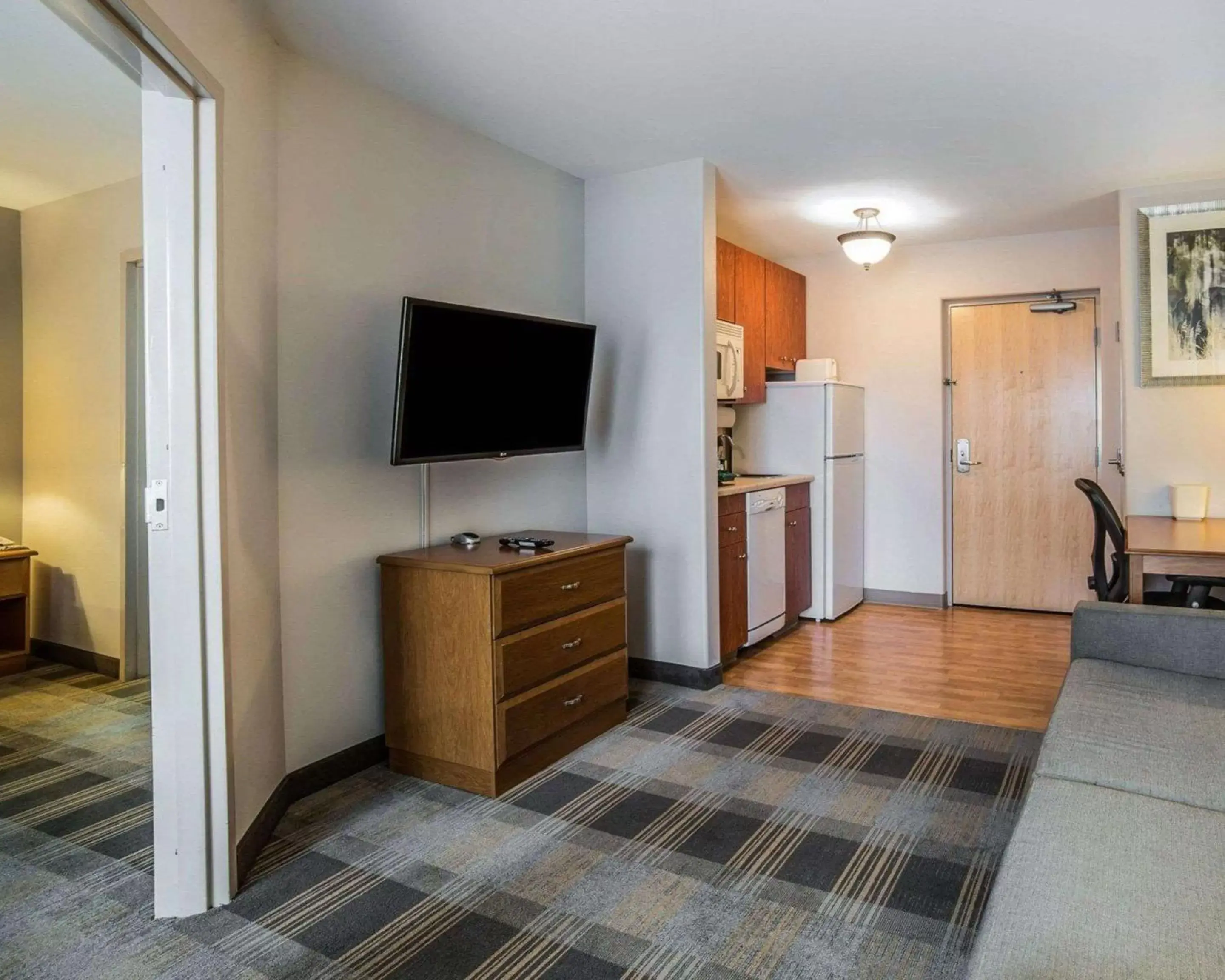 Bedroom, TV/Entertainment Center in MainStay Suites Casper