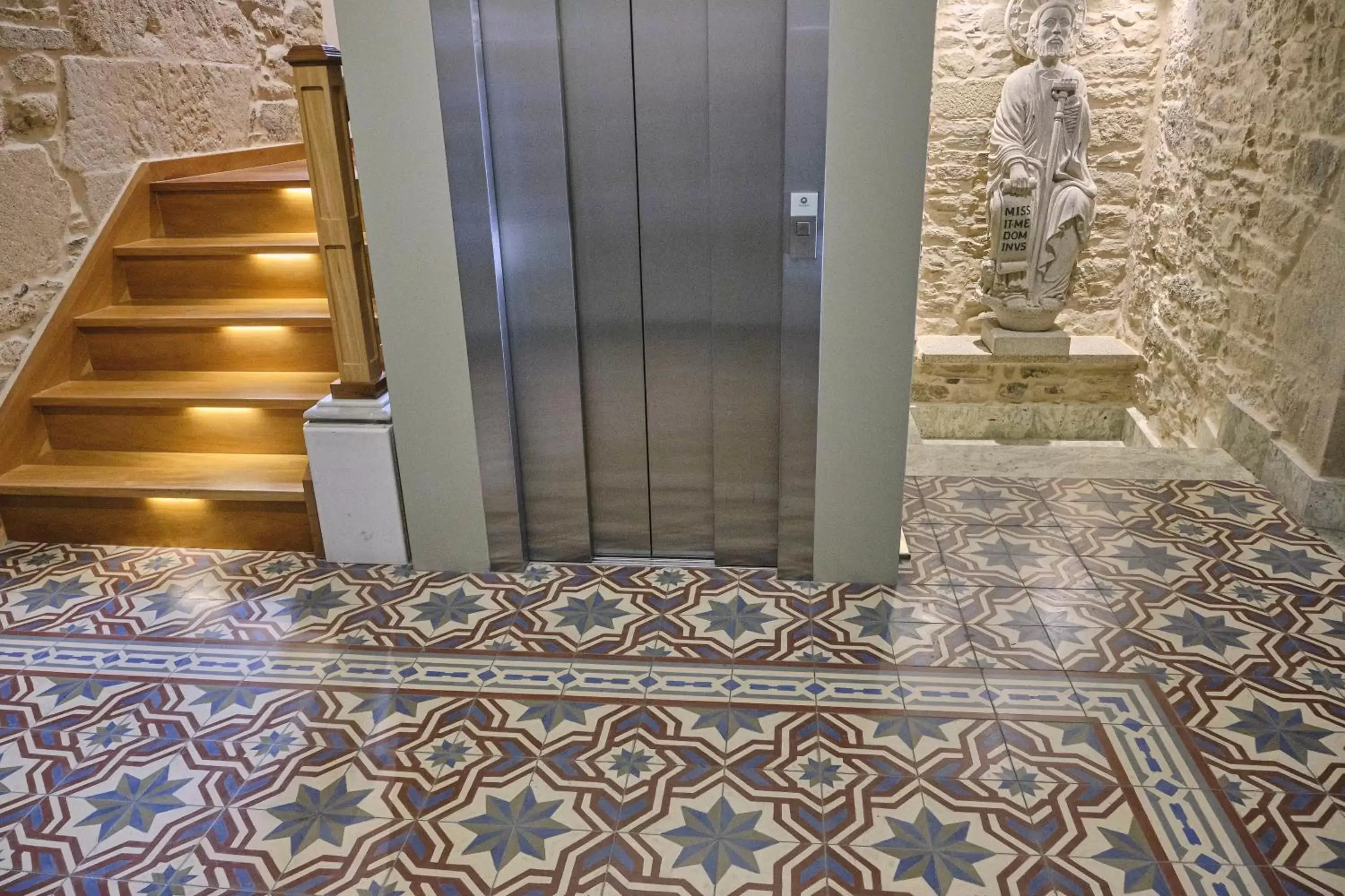 elevator in Hotel Praza Quintana