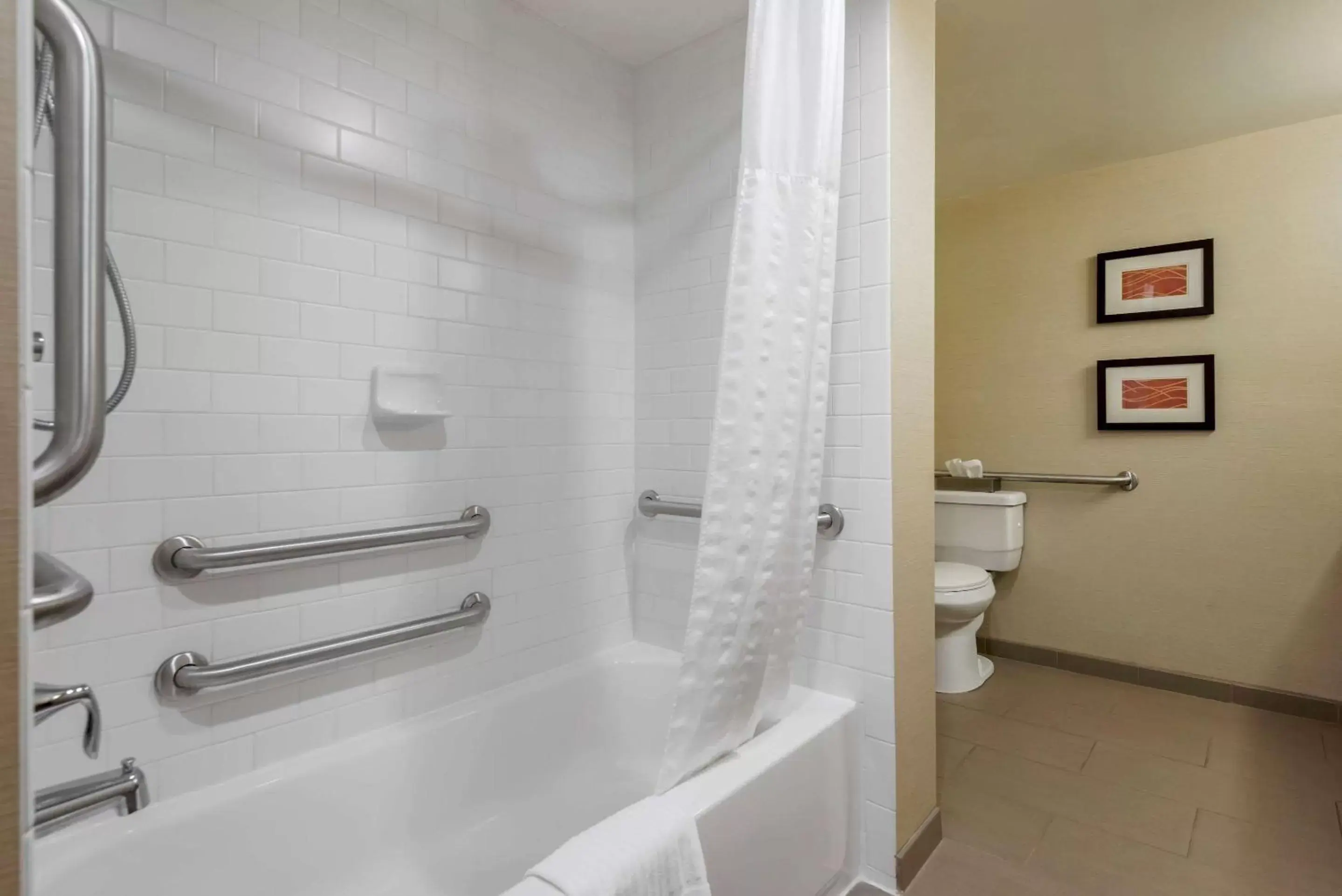 Photo of the whole room, Bathroom in Comfort Inn The Pointe