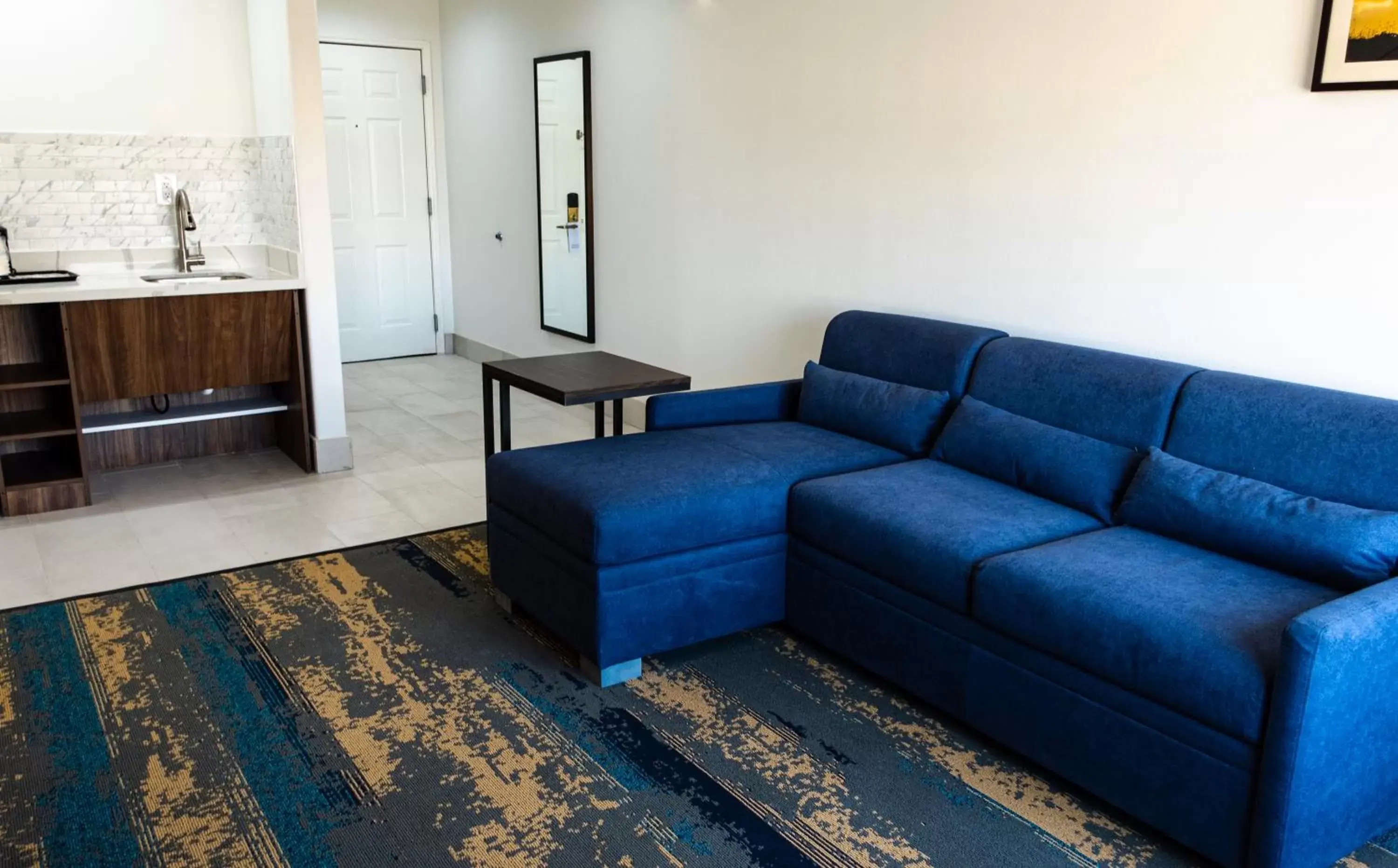 Living room, Seating Area in La Quinta Inn & Suites by Wyndham Pharr RGV Medical Center