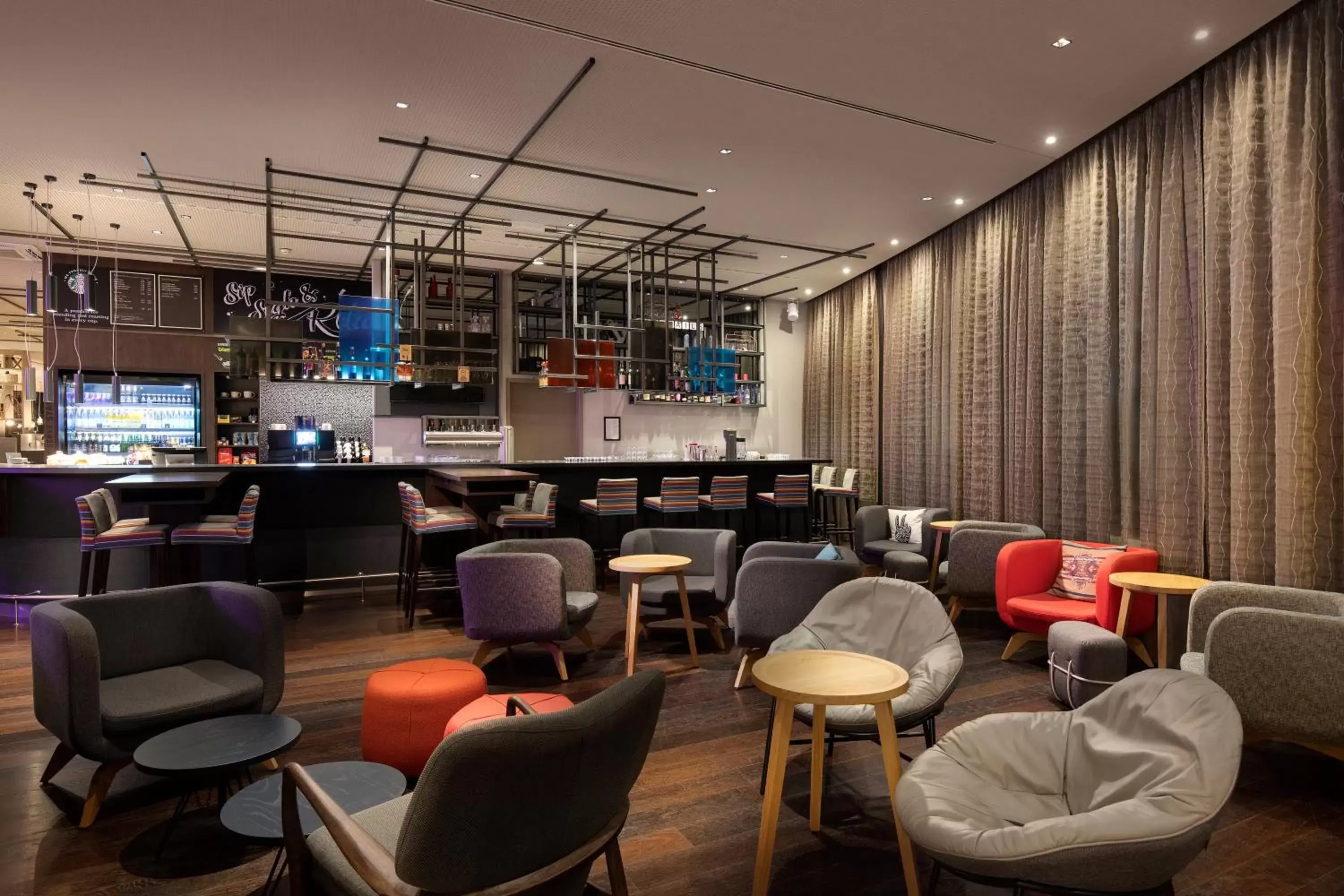 Lounge or bar, Restaurant/Places to Eat in Holiday Inn Hamburg - City Nord, an IHG Hotel