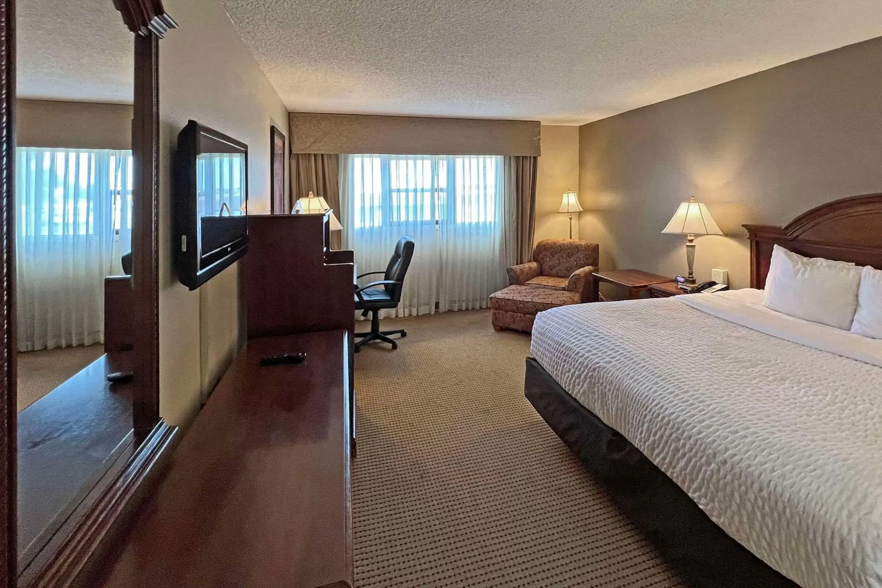 Bedroom, Bed in Clarion Inn Garden City Bedroom, Bed in Clarion Inn Garden City