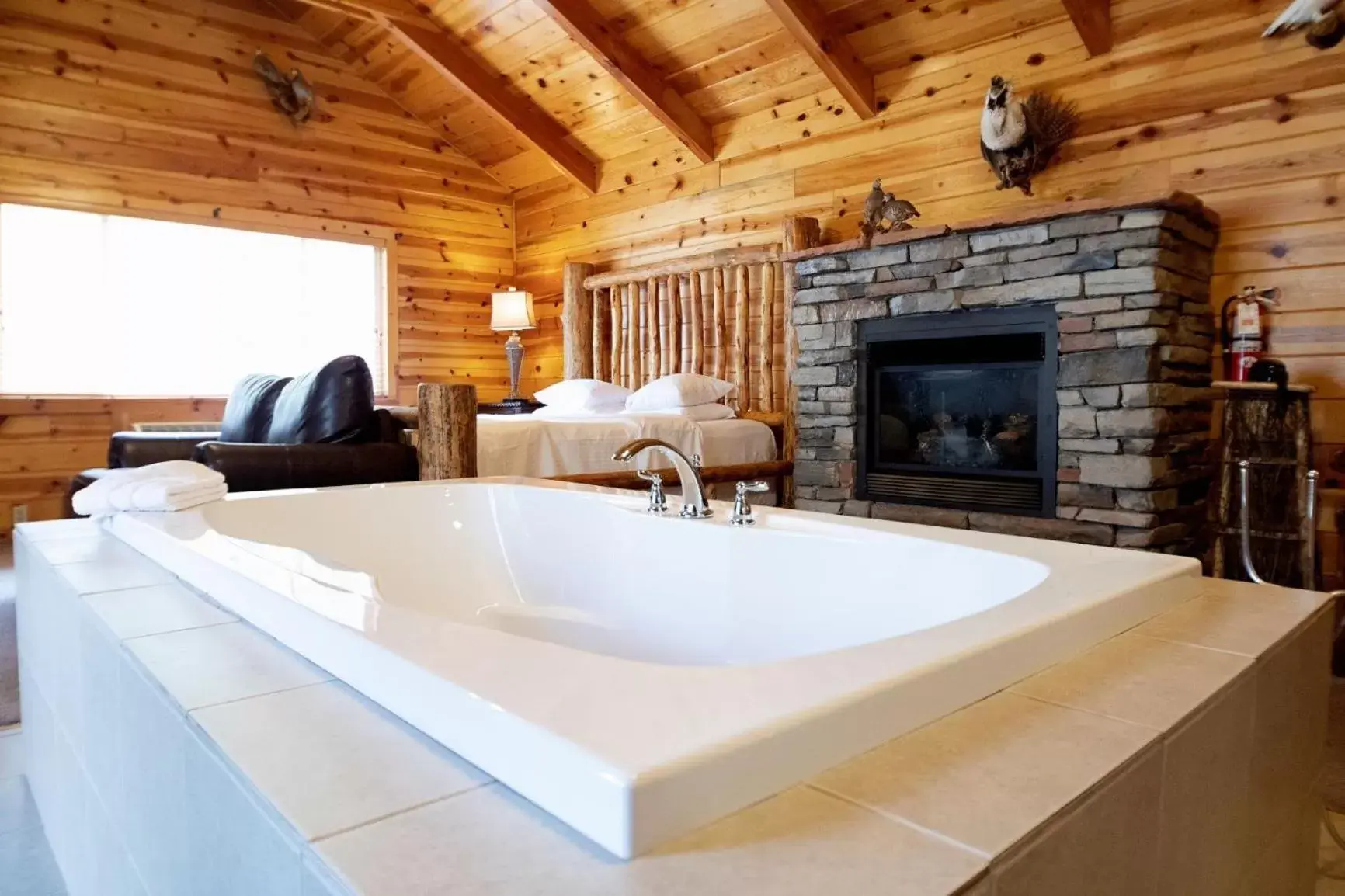 Hot Tub, Bathroom in Alaskan Inn and Spa