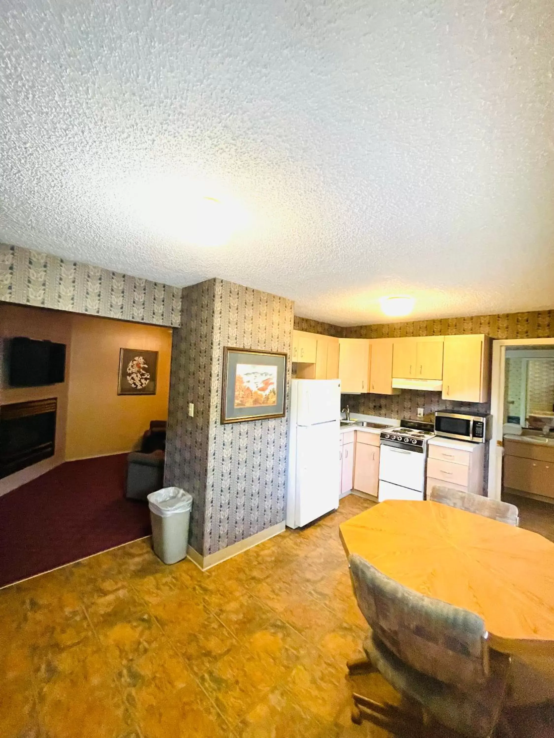 Dining area in Carr's Northside Hotel and Cottages