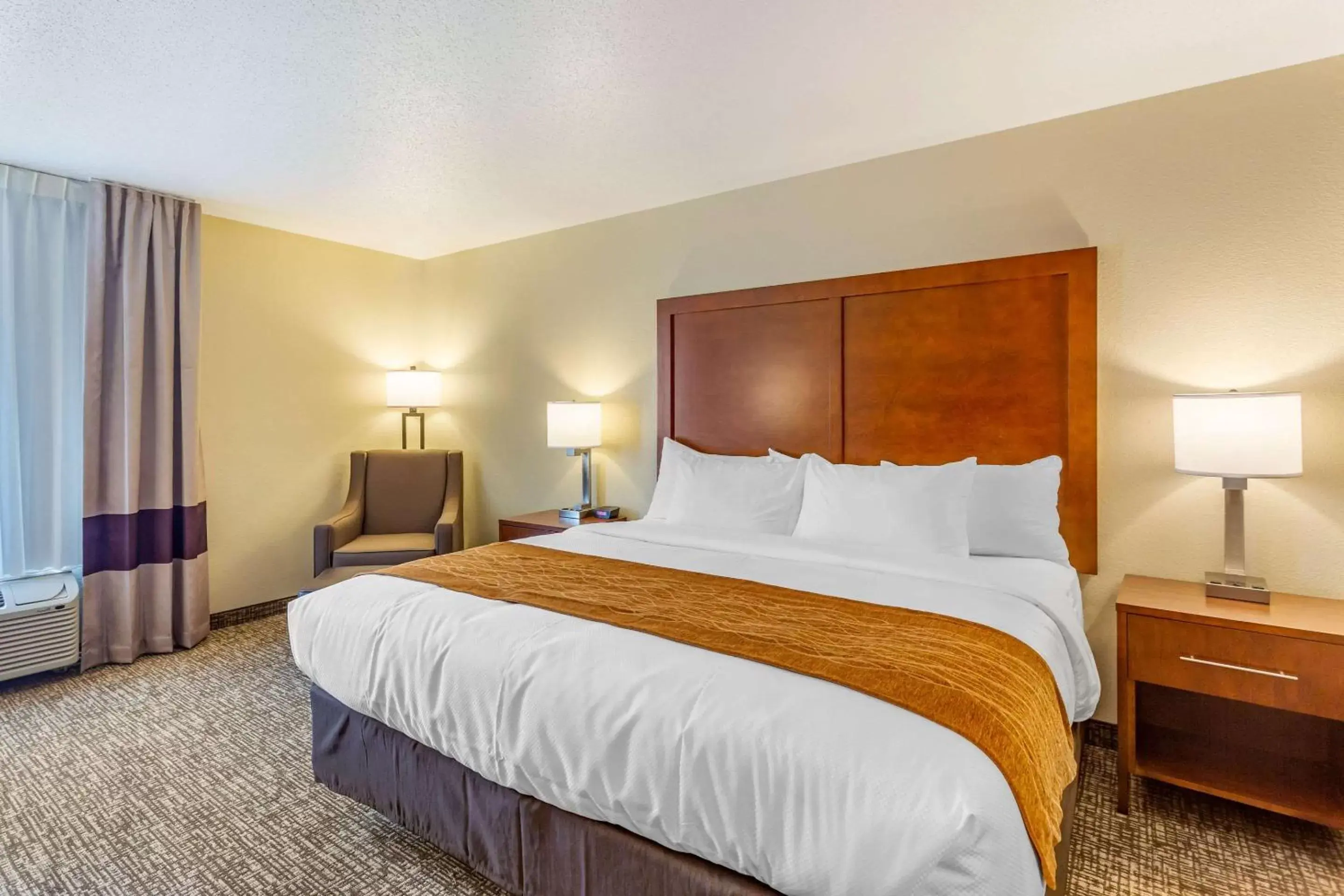 Photo of the whole room, Bed in Comfort Inn DeKalb - Adjacent the University