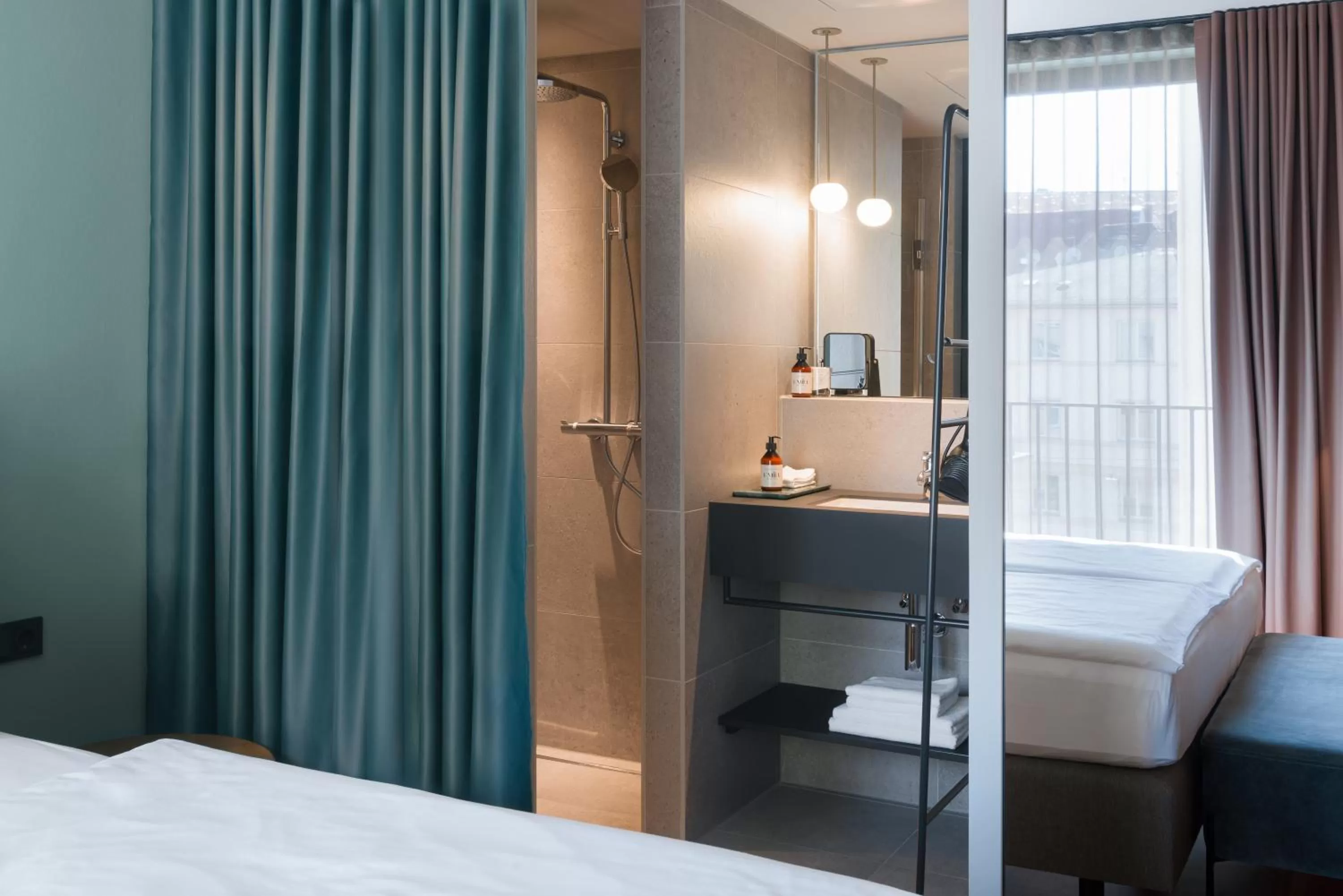 Shower, Bed in EmiLu Design Hotel