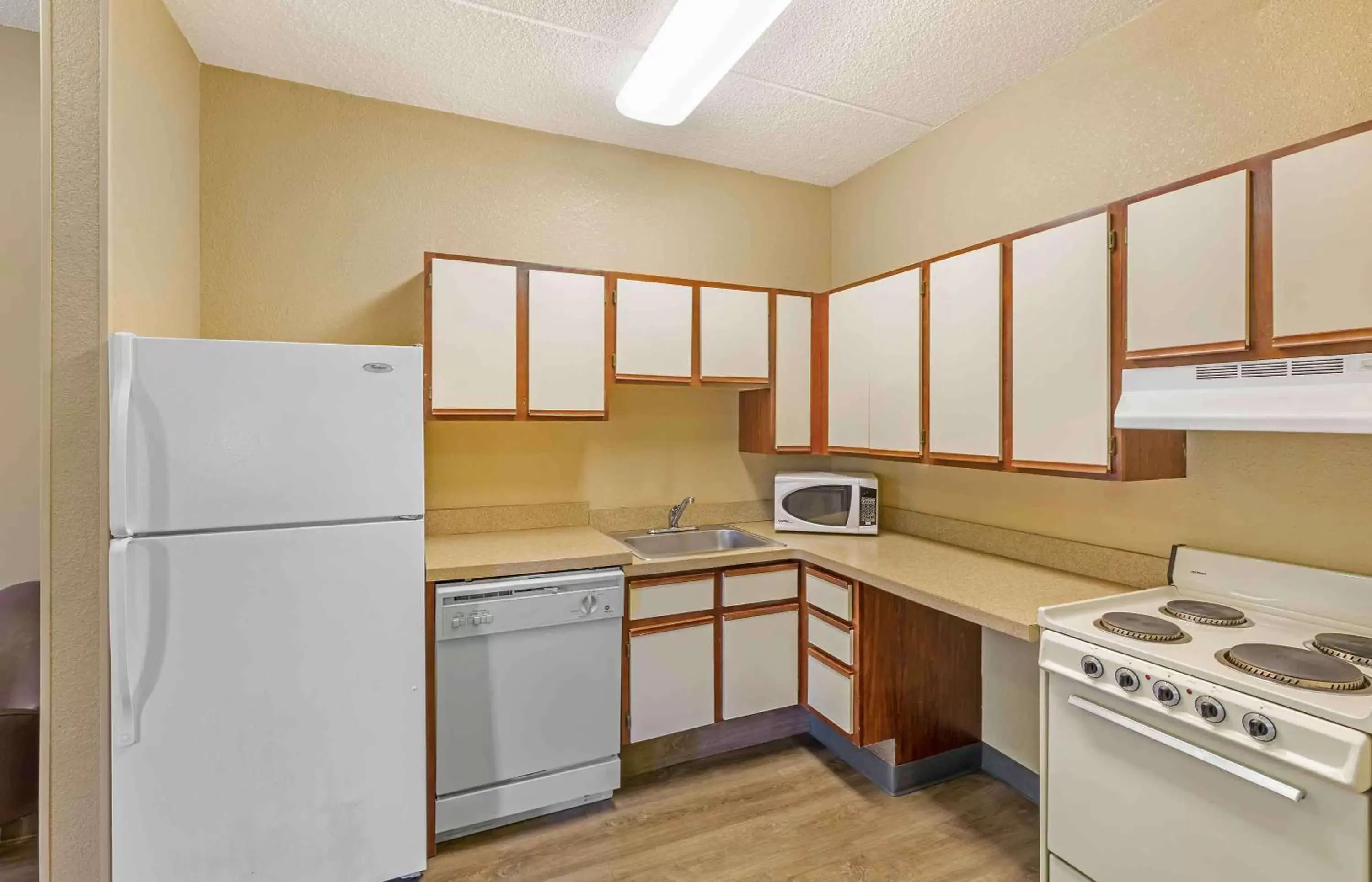 Bedroom, Kitchen/Kitchenette in Extended Stay America Suites - Cleveland - Middleburg Heights