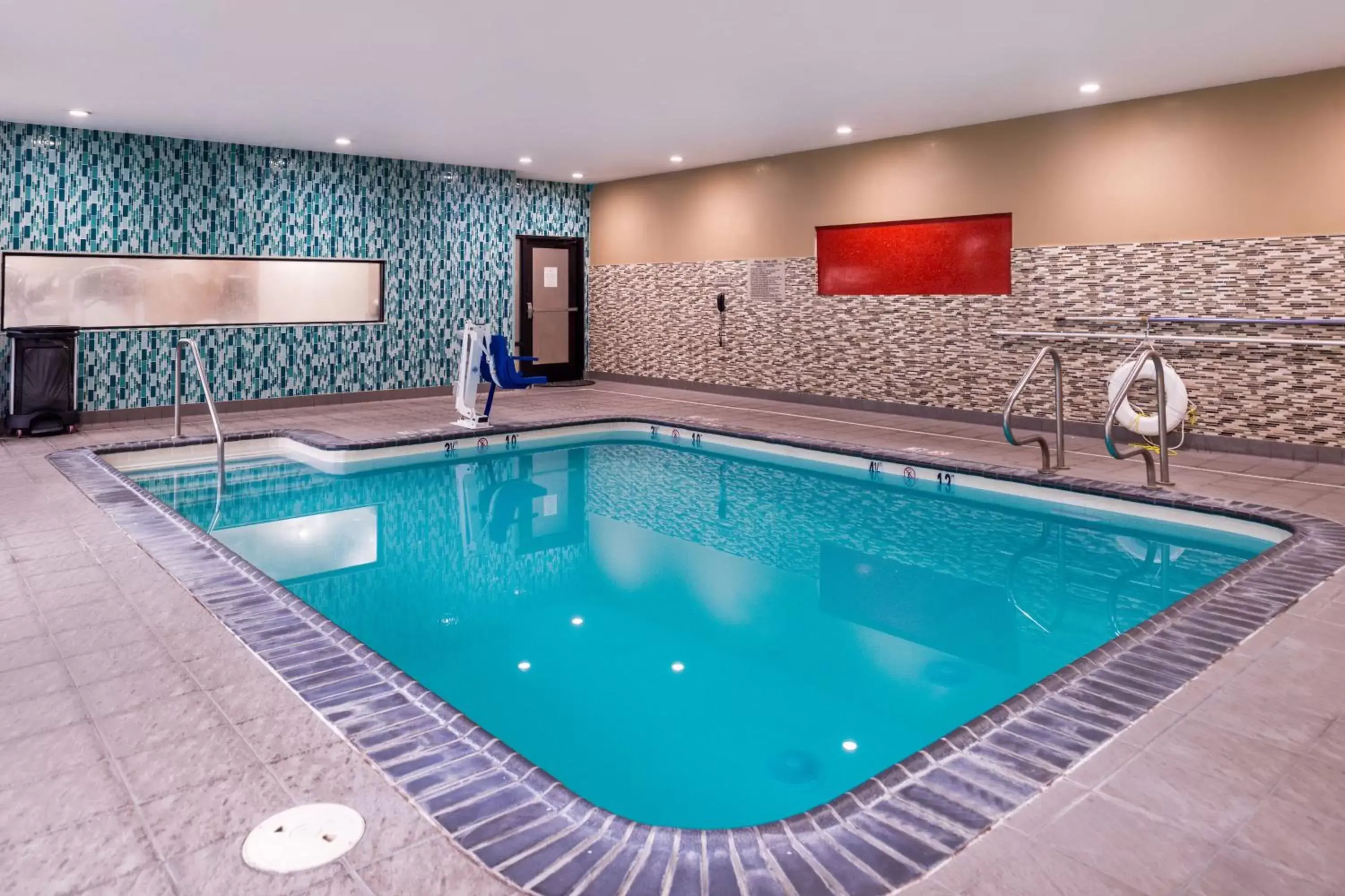 Swimming Pool in SpringHill Suites Temecula Valley Wine Country