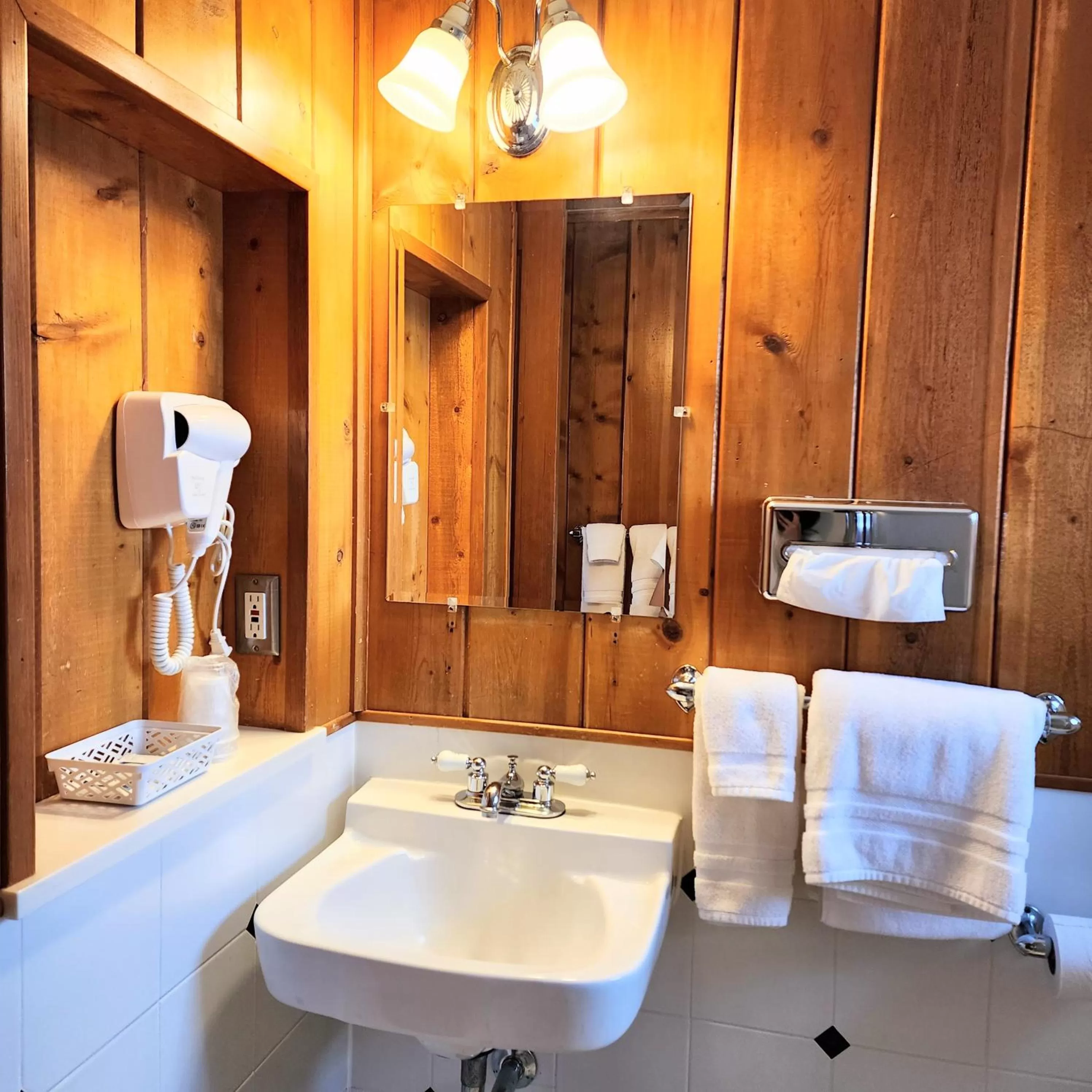 Bathroom in Canyon Motel near Rocky Mountain National Park