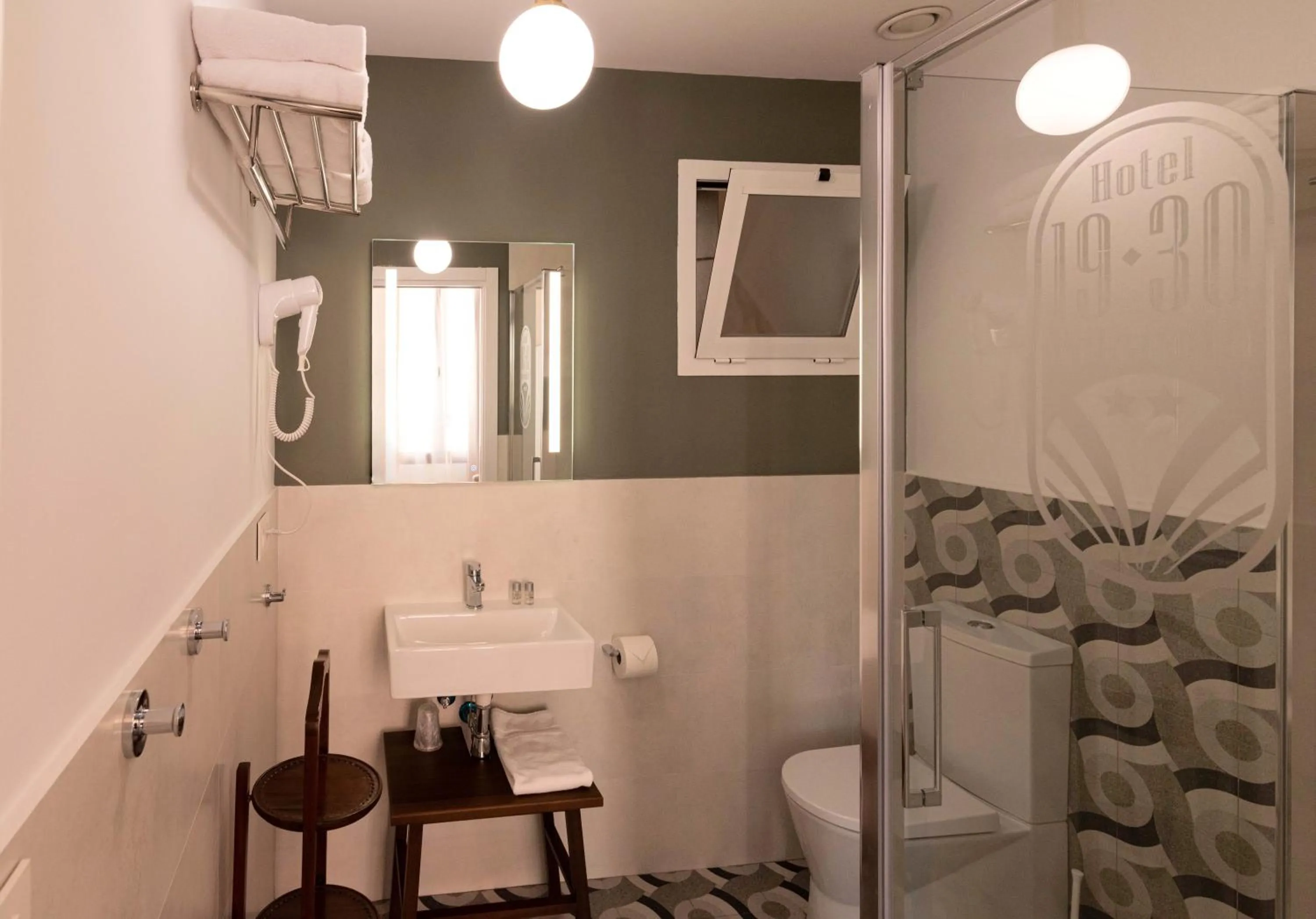 Bathroom in Hotel 19-30 Valencia