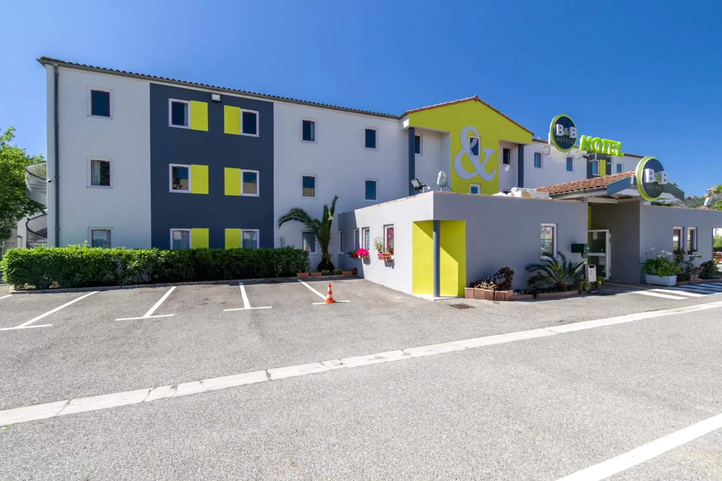 Facade/entrance, Property Building in B&B HOTEL Fréjus Roquebrune-sur-Argens