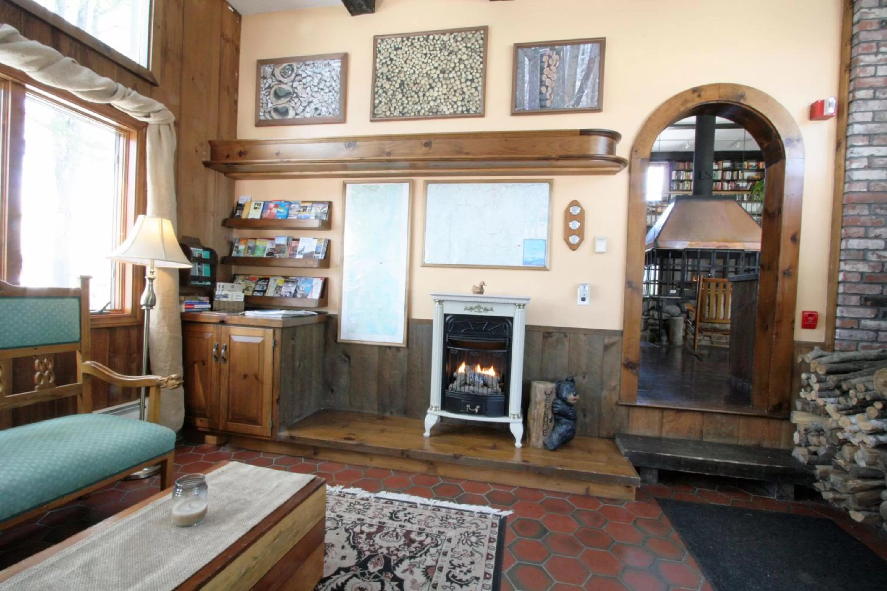 Lounge or bar in Old Saco Inn