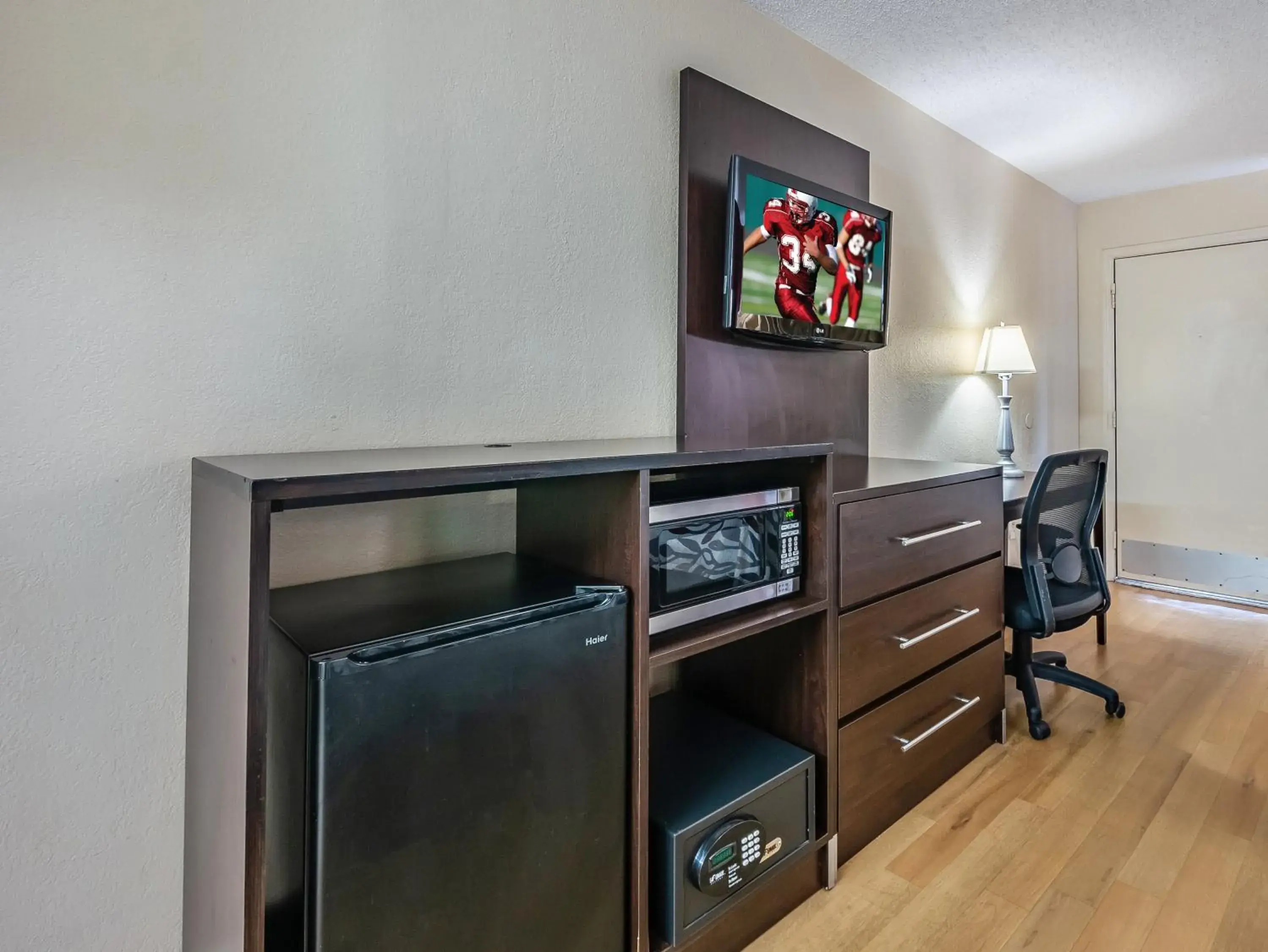 Photo of the whole room, TV/Entertainment Center in Red Roof Inn Orlando South - Florida Mall