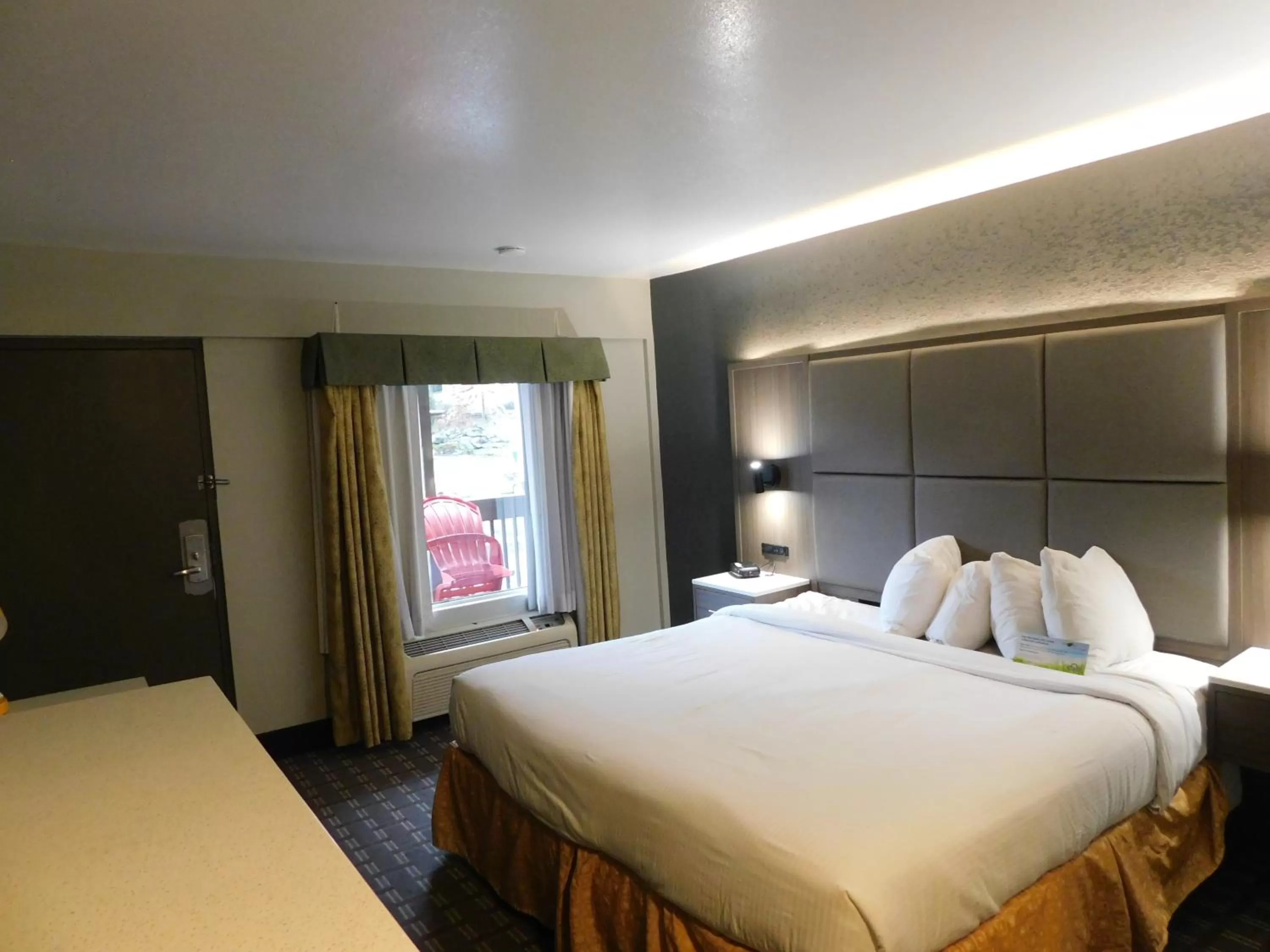 Bed in Days Inn & Suites by Wyndham Downtown Gatlinburg Parkway