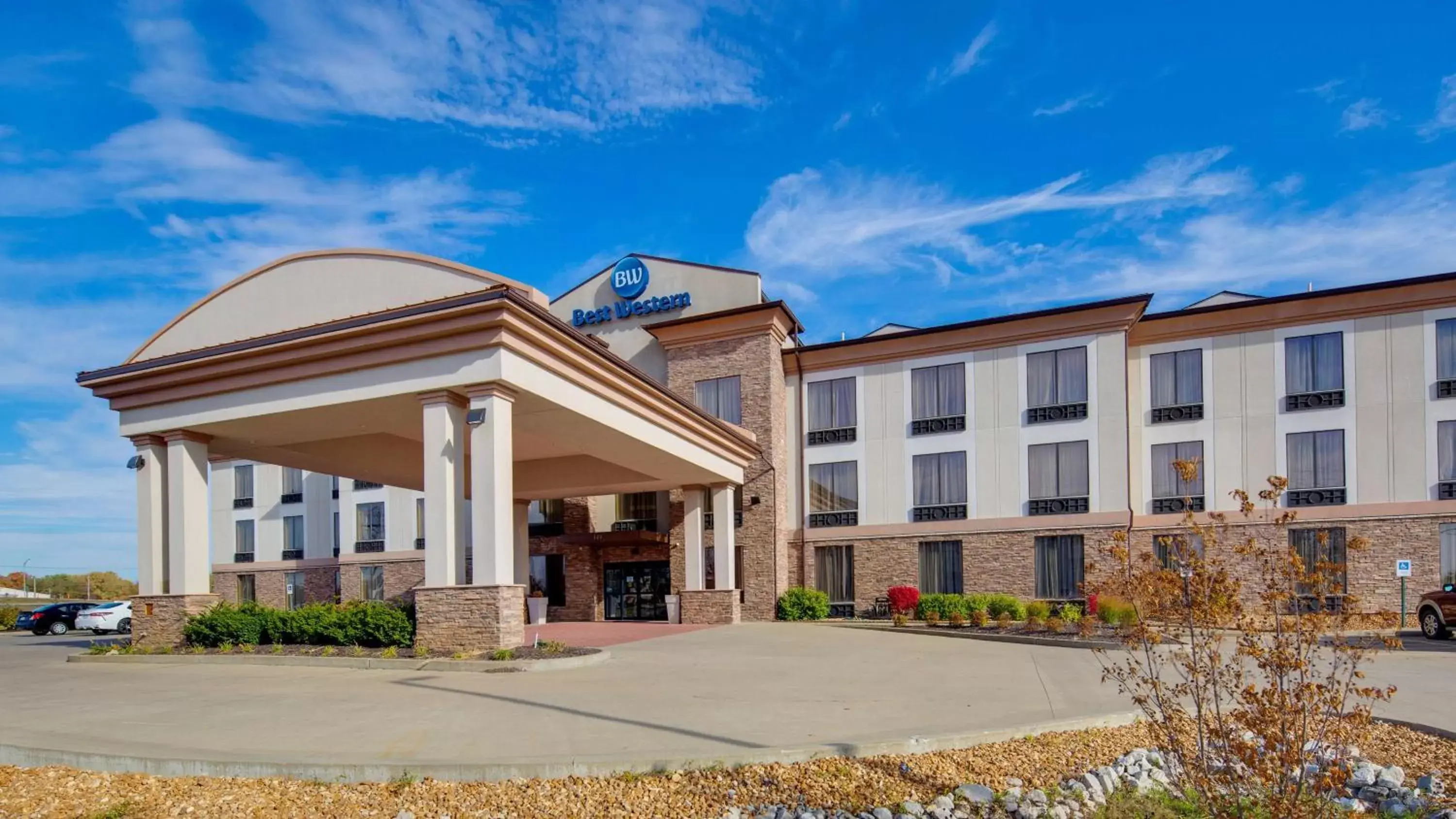 Property Building in Best Western St. Louis Airport North Hotel & Suites